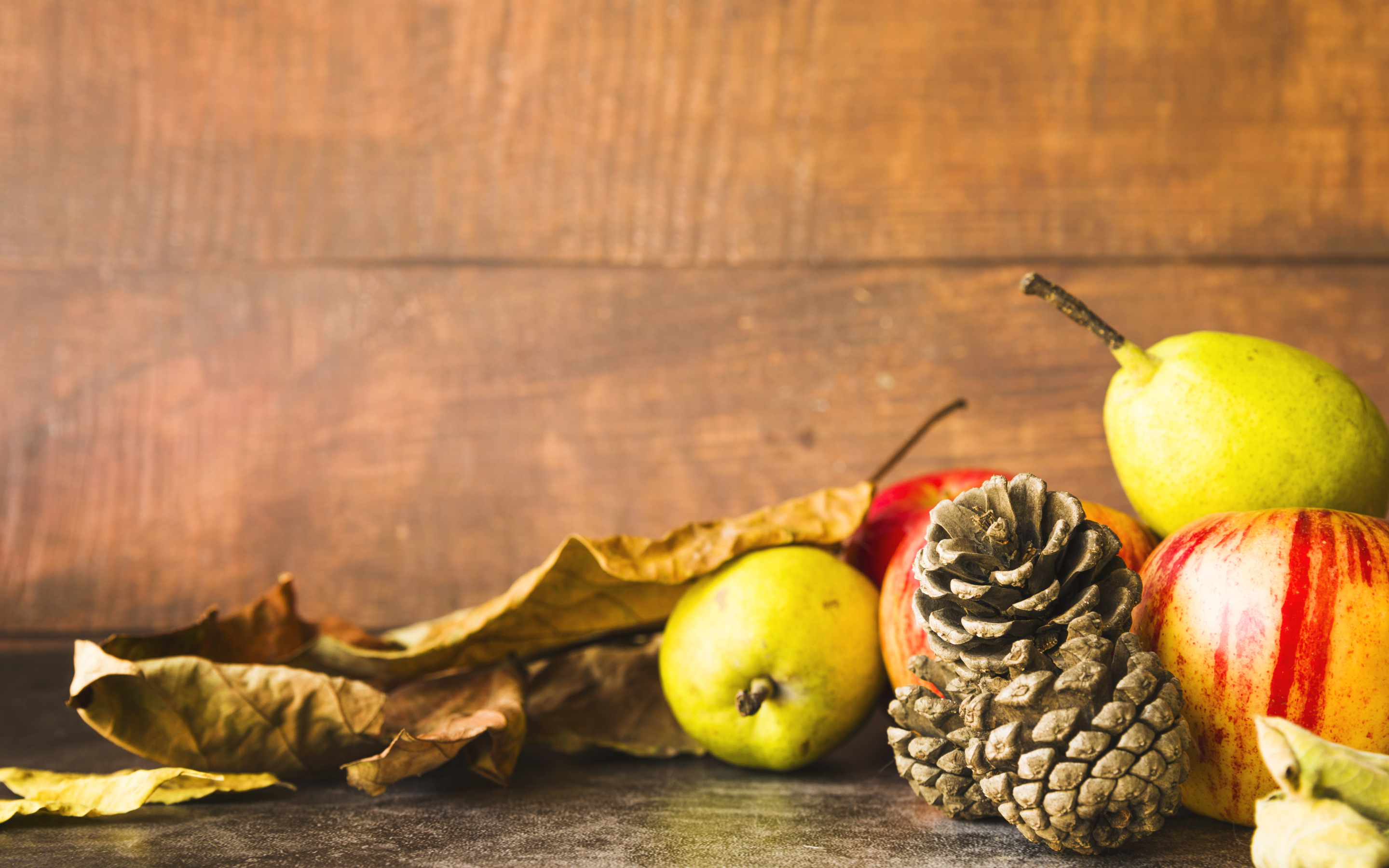 Хороша осень плодами. Осенние плоды. Осенние дары на деревянном фоне. Осенние дары на сером фоне. Натюрморт яблоки и листья.