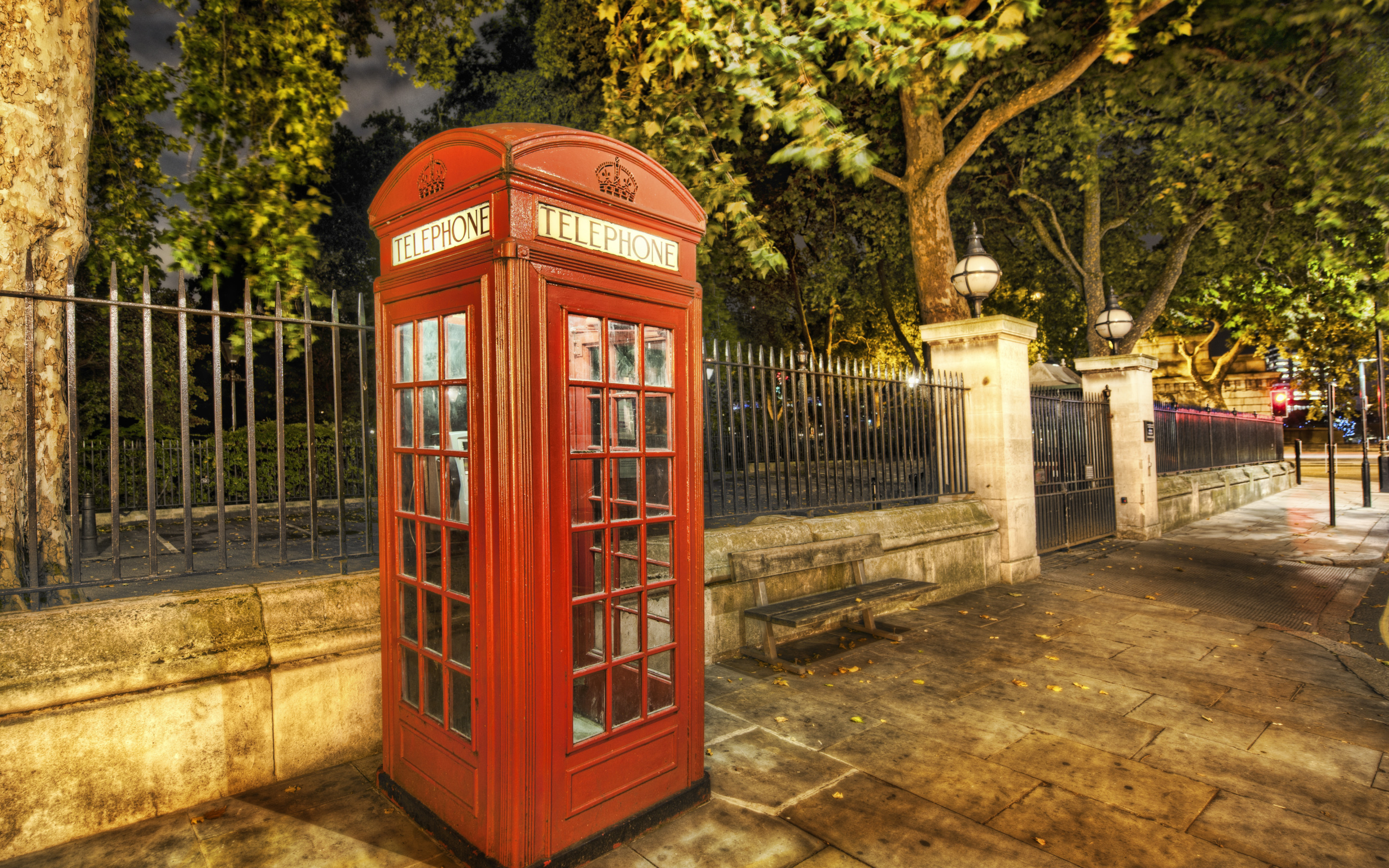 Телефон по улице и дому. Красная будка в Лондоне. Телефонная будка в Великобритании. Англий телефонная будка Лондон. Красные Телефонные будки в Англии.
