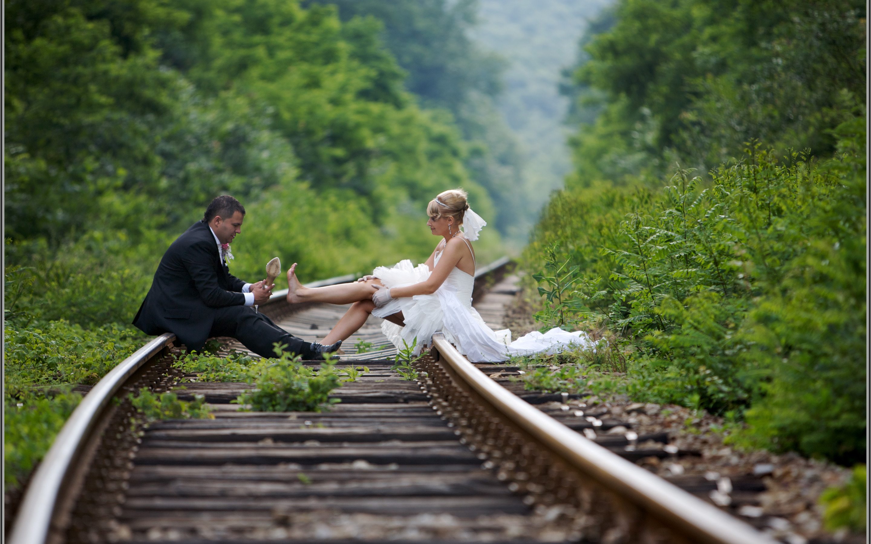 Мой жених мешает моему цветочному пути. Свадебная фотосессия. Свадебная фотосессия на рельсах. Свадебная фотосессия на железной дороге. Свадебная фотосессия на мостике.