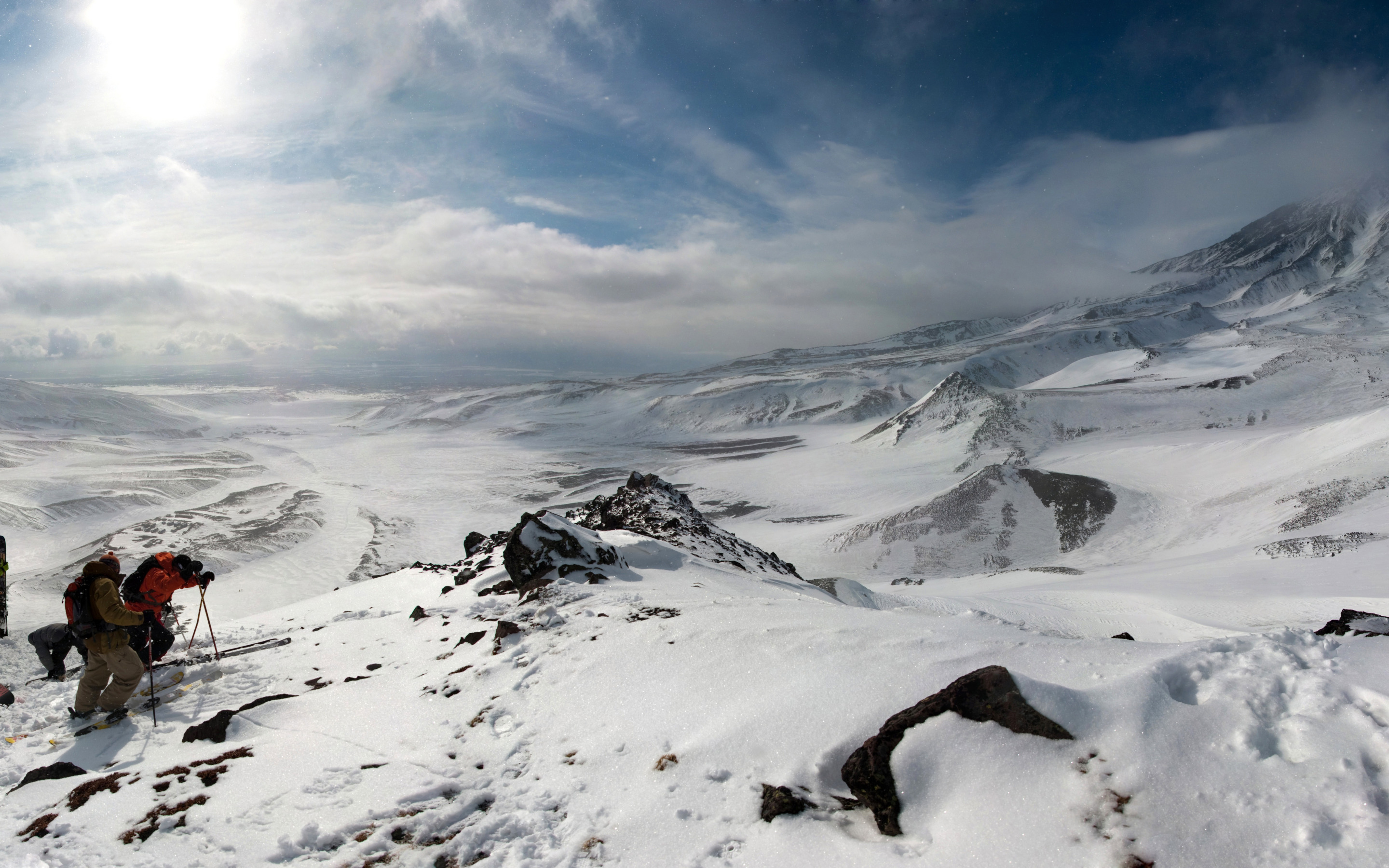 The tops of the mountains with snow. Авачинский перевал Камчатка. Снежные горы. Горы зима. Снежная буря в горах.