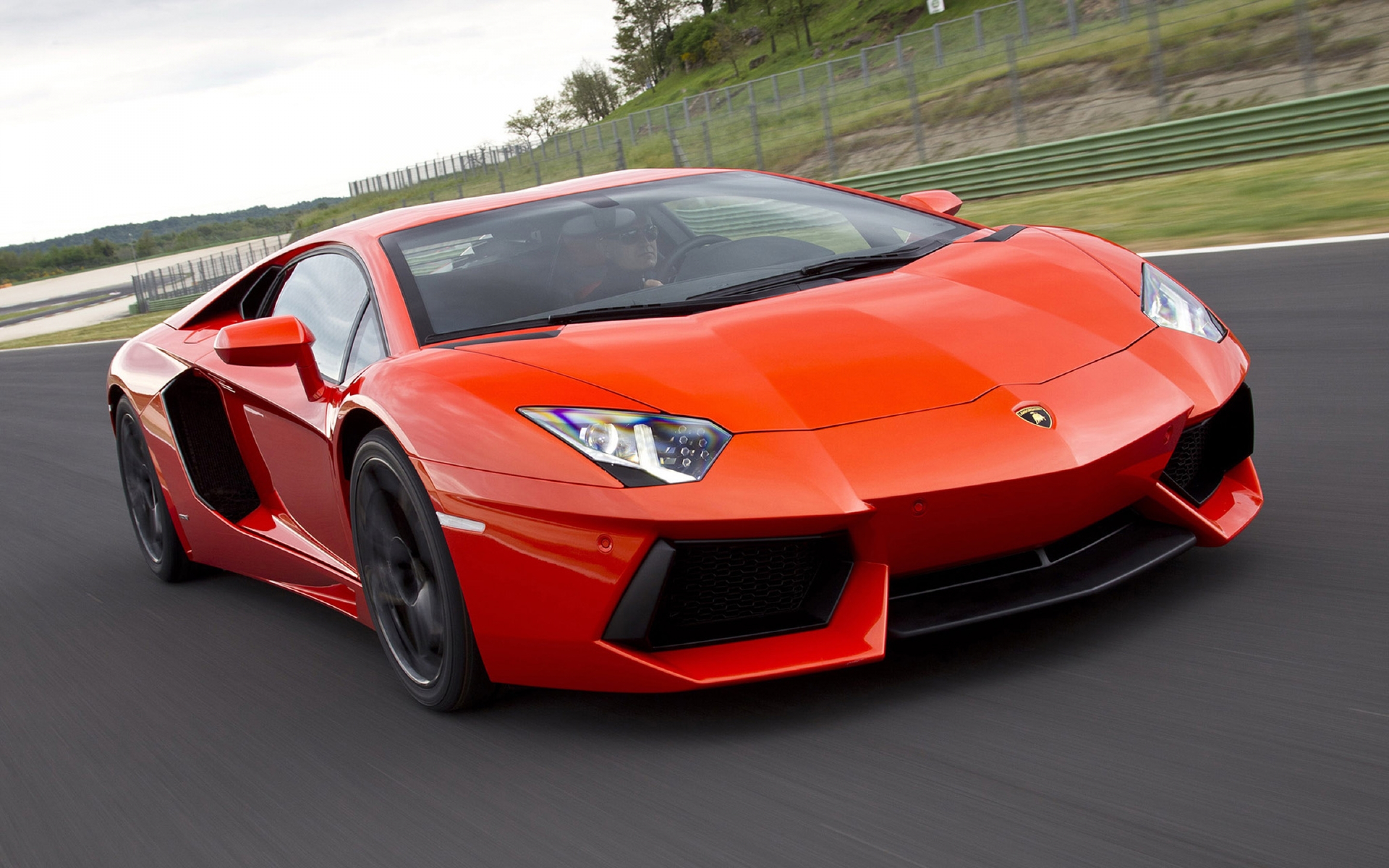 Что такое автомобиль. Lamborghini Aventador lp700 красный. Aventador2011 lp700-4.