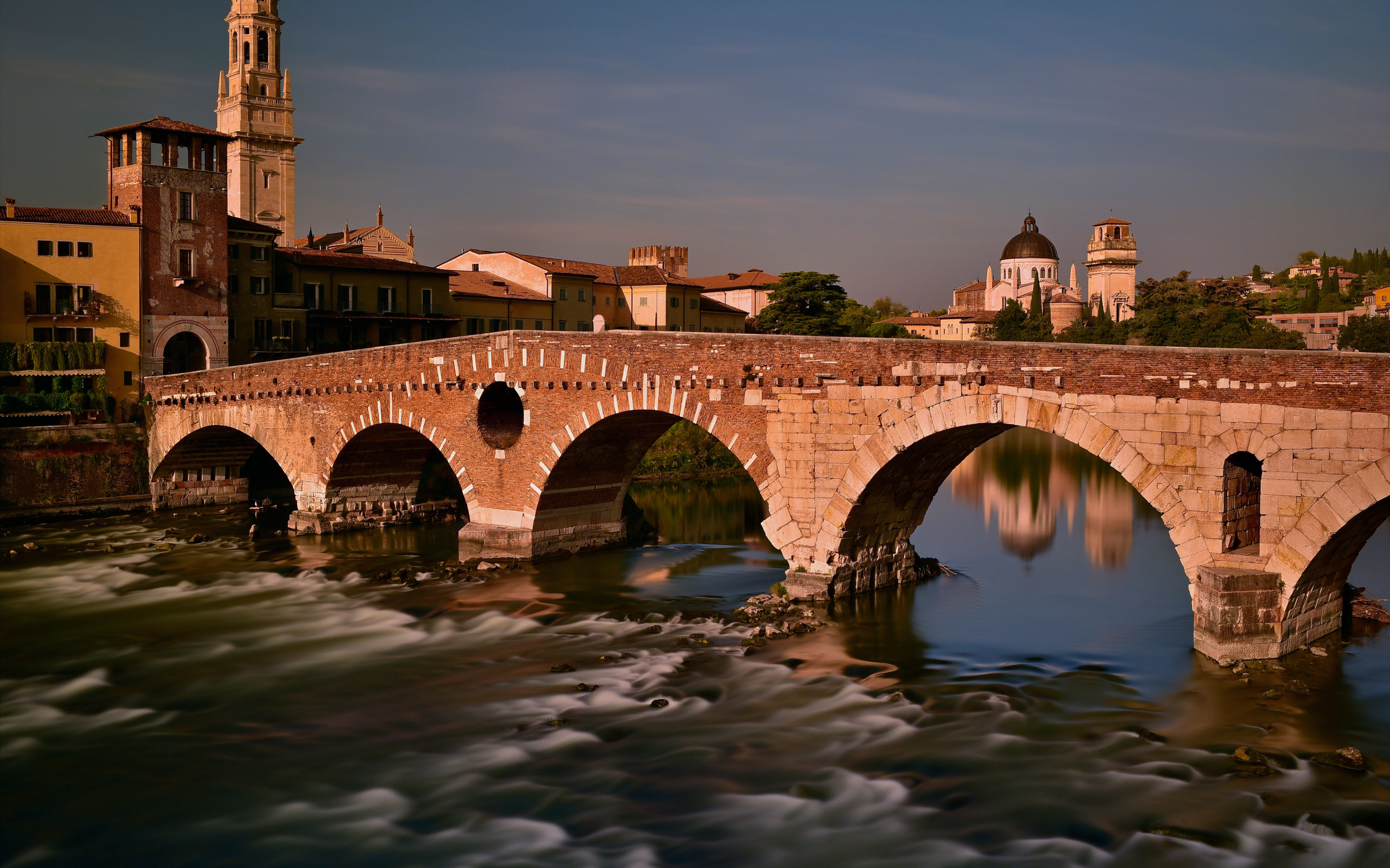 Река Адидже в Италии. Мост Понте Пьетра. Мост в Вероне. Италия каменный мост