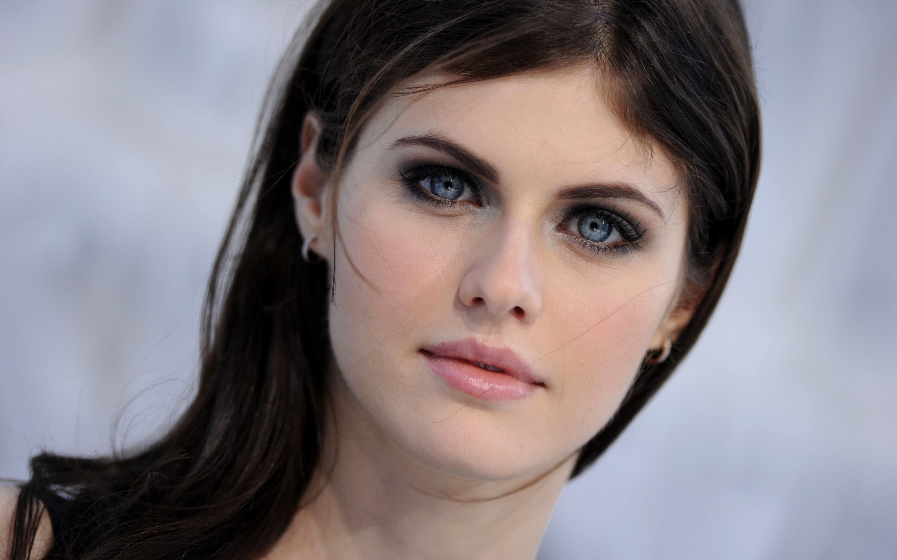 Голубоглазые актрисы. Alexandra Daddario глаза.