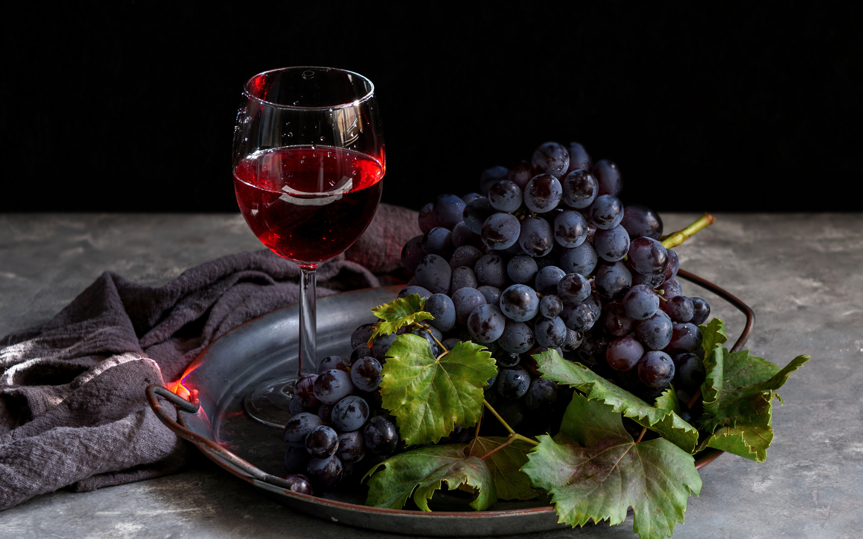 Виноградная гроздь Пино Нуар. Виноград Мерло. Красное вино. Вино и виноград.