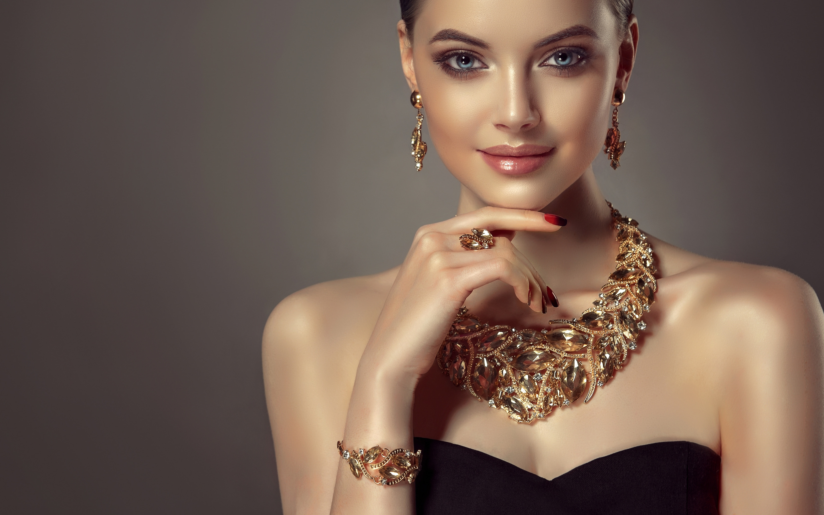 Таки модель. Sofia Zhuravetc Jewelry. Девушка в украшениях. Девушка в золотых украшениях. Ювелирные украшения на девушке.