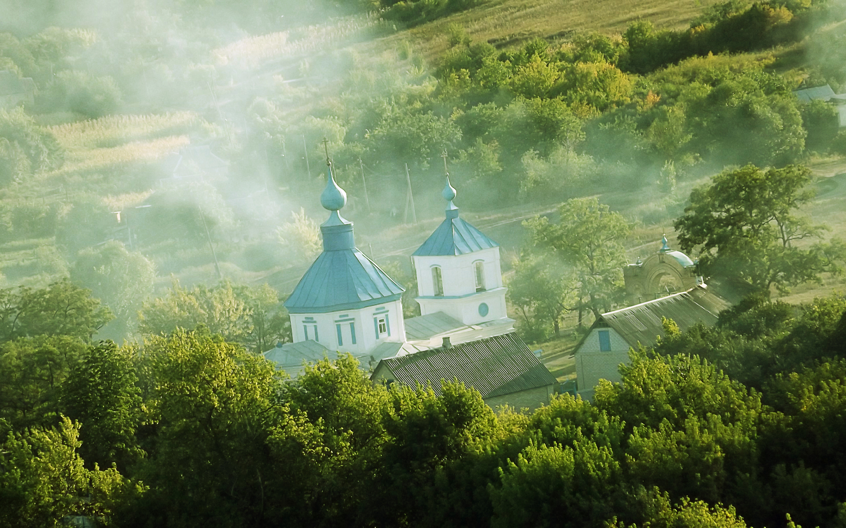 Православный рабочий стол. Церковь. Православный храм. Храм на фоне природы. Православный пейзаж.