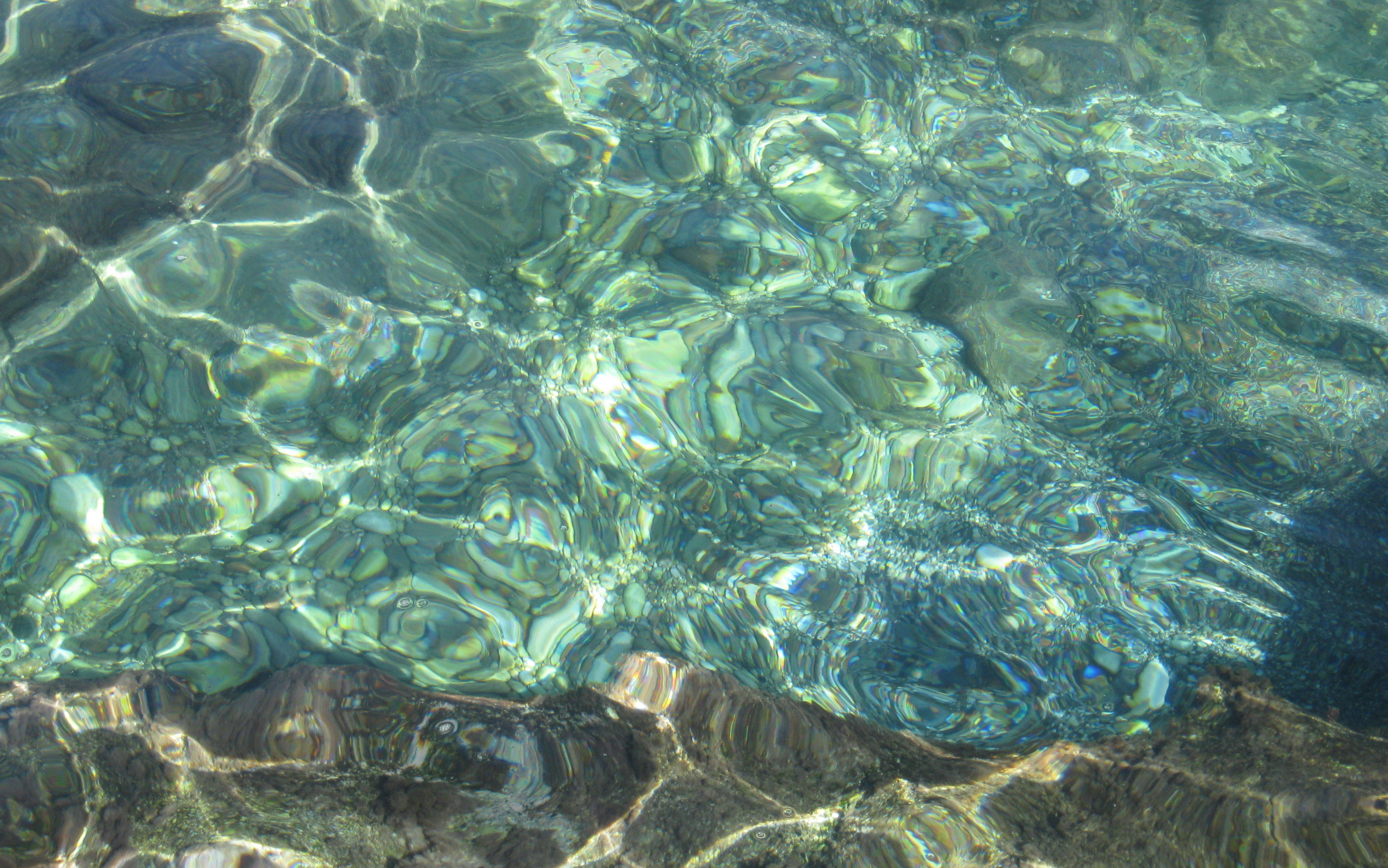 В прозрачной воде снуют. Прозрачная вода. Вода сверху. Морское дно текстура. Прозрачная вода вид сверху.