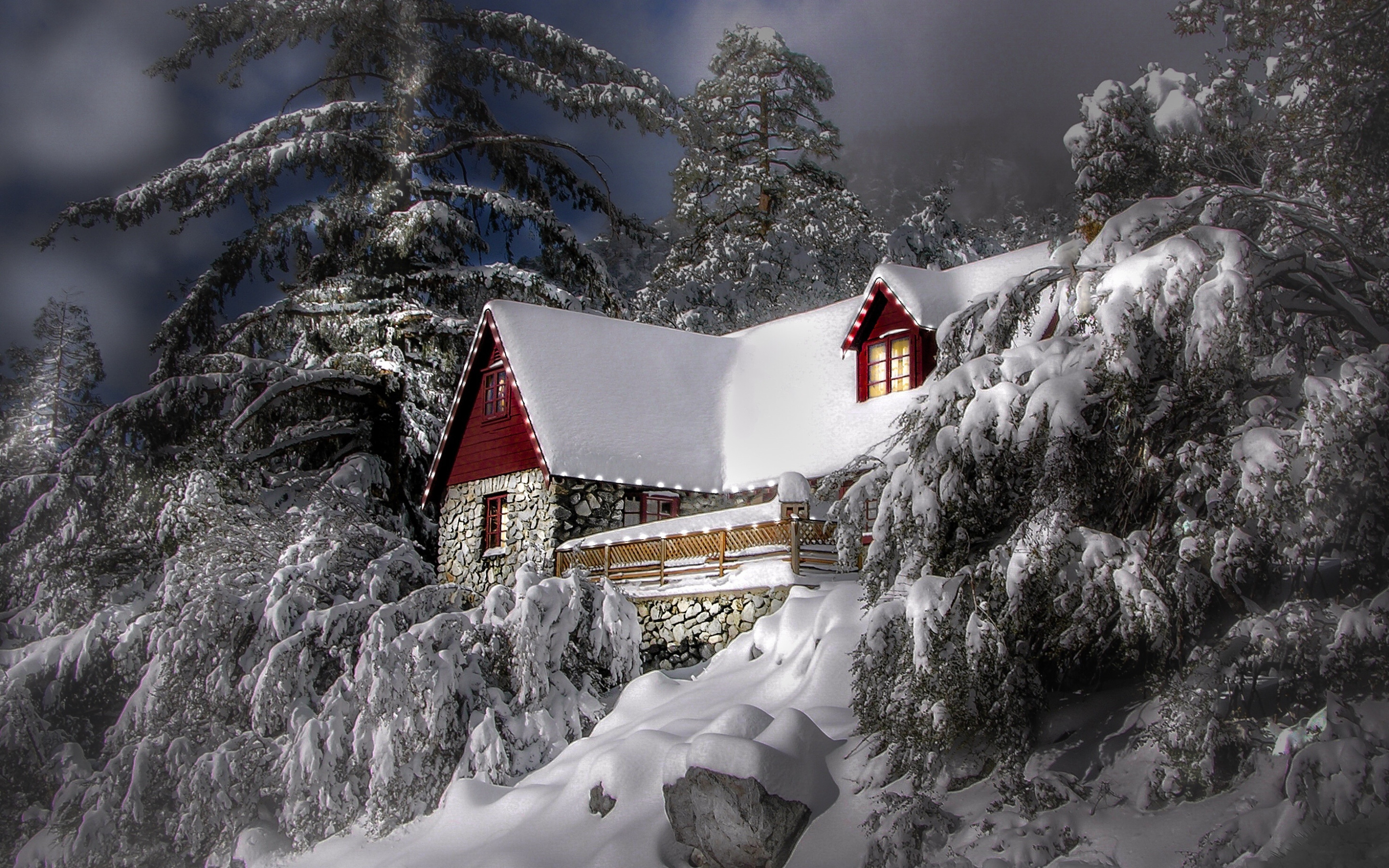 Снегом укрыты дома. Заснеженный домик. Домик в зимнем лесу. Красивый зимний домик. Новогодний пейзаж.