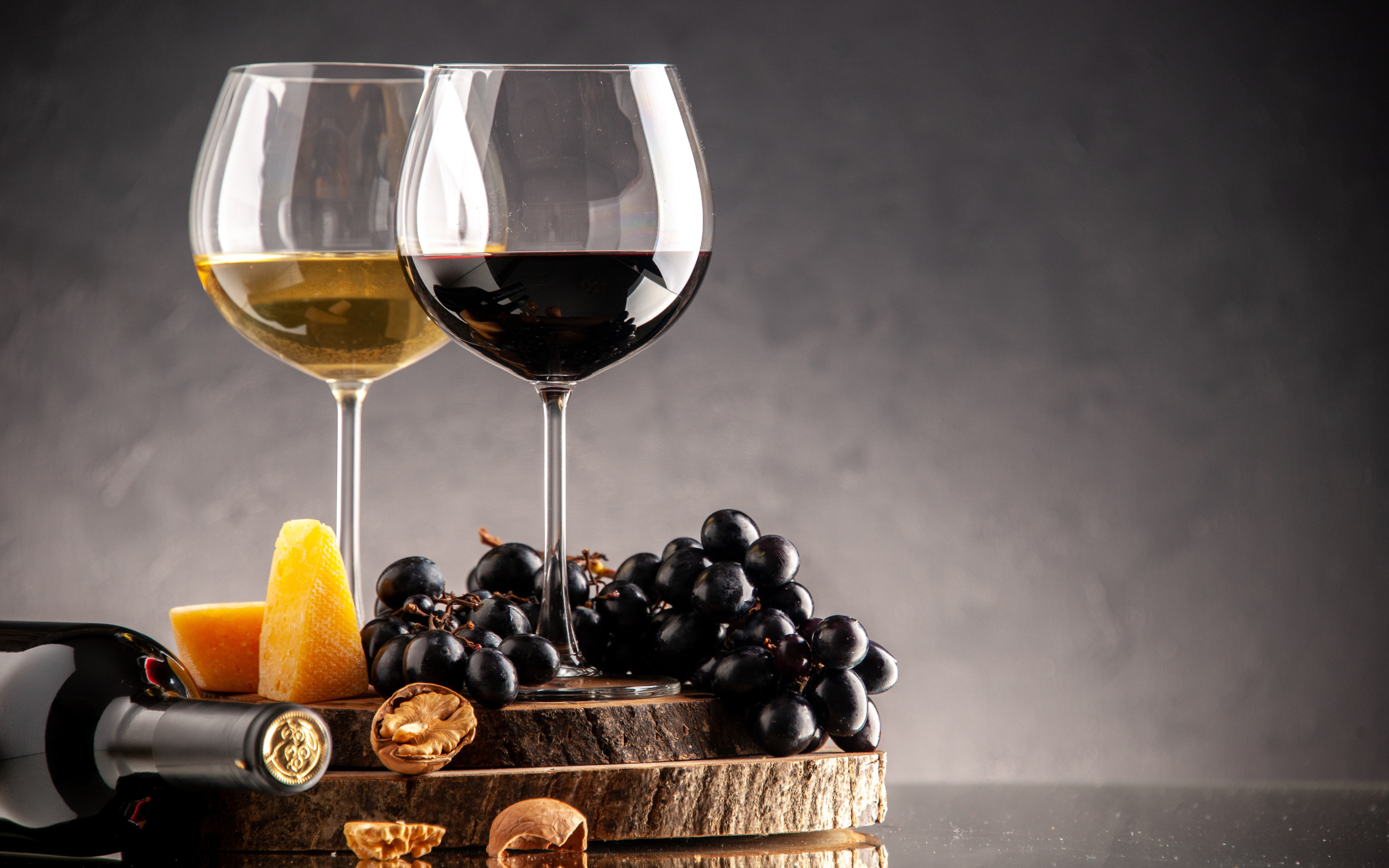 Хорошее вино помогает. Красное вино. Вино обои. Бокал вина на столе. Вино сервировка черный фон.