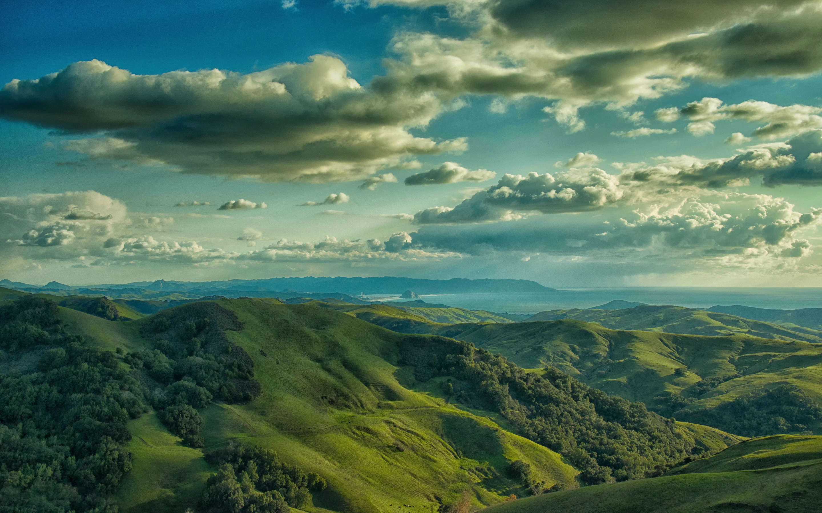 Landscape. Пейзаж холмы. Вид с горы. Красивые равнины. Горы холмы.