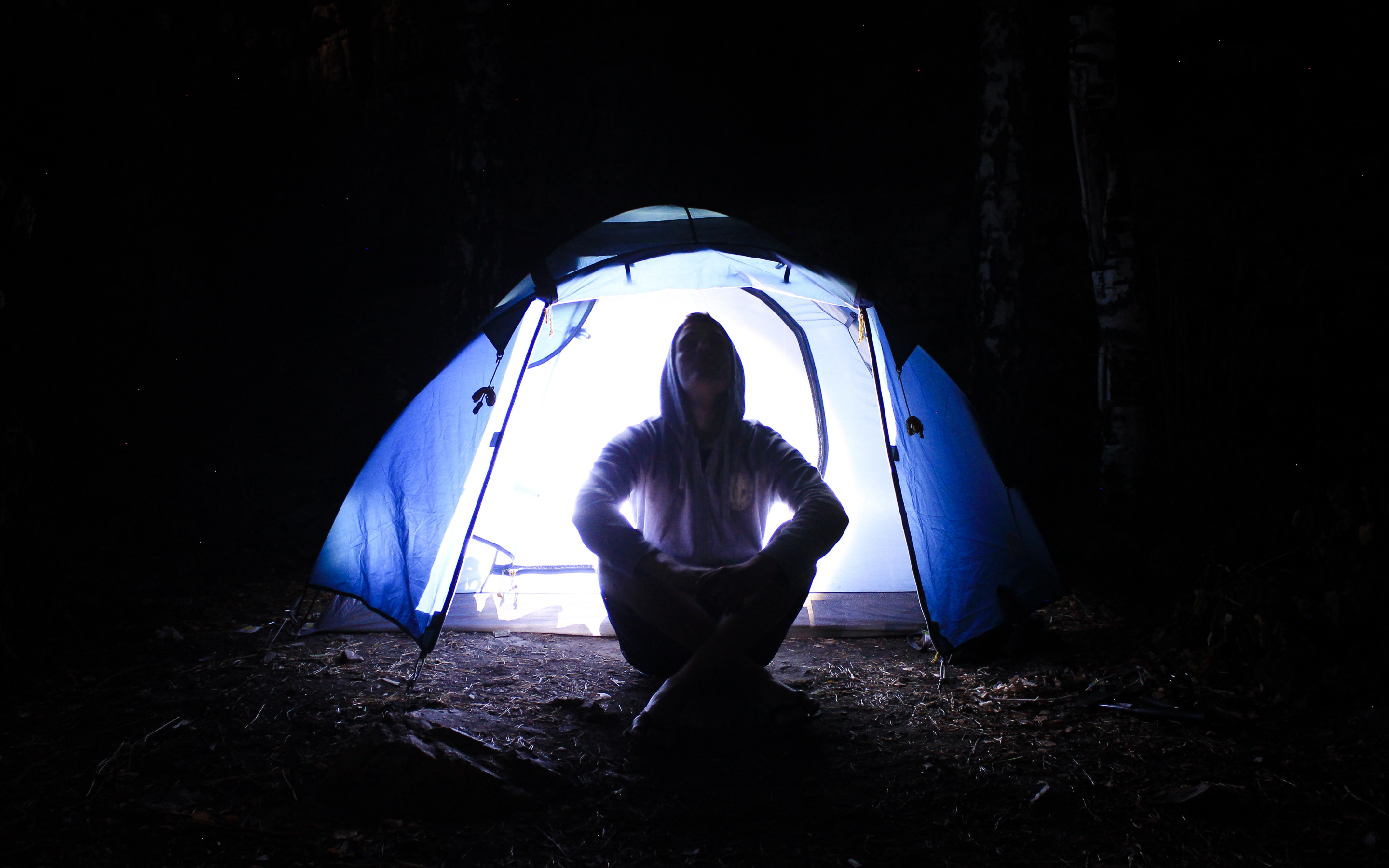 Темнота в палатке. Палатка ночью. Палатка внутри. Палатка в лесу. Палатка в лесу ночью.