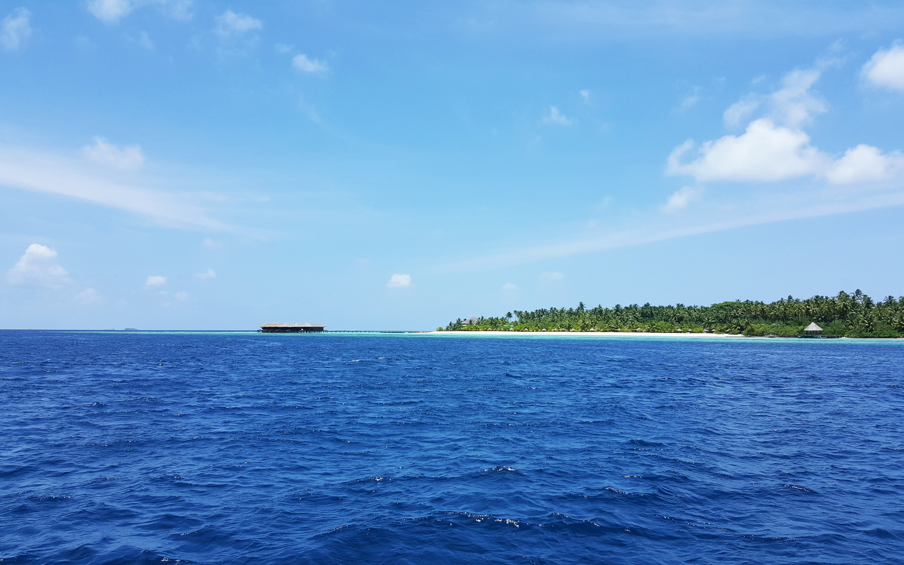 Песни остров в океане. Далекие острова в океане. Остров в далеке. Океан острова далеко. Вид острова из далека.