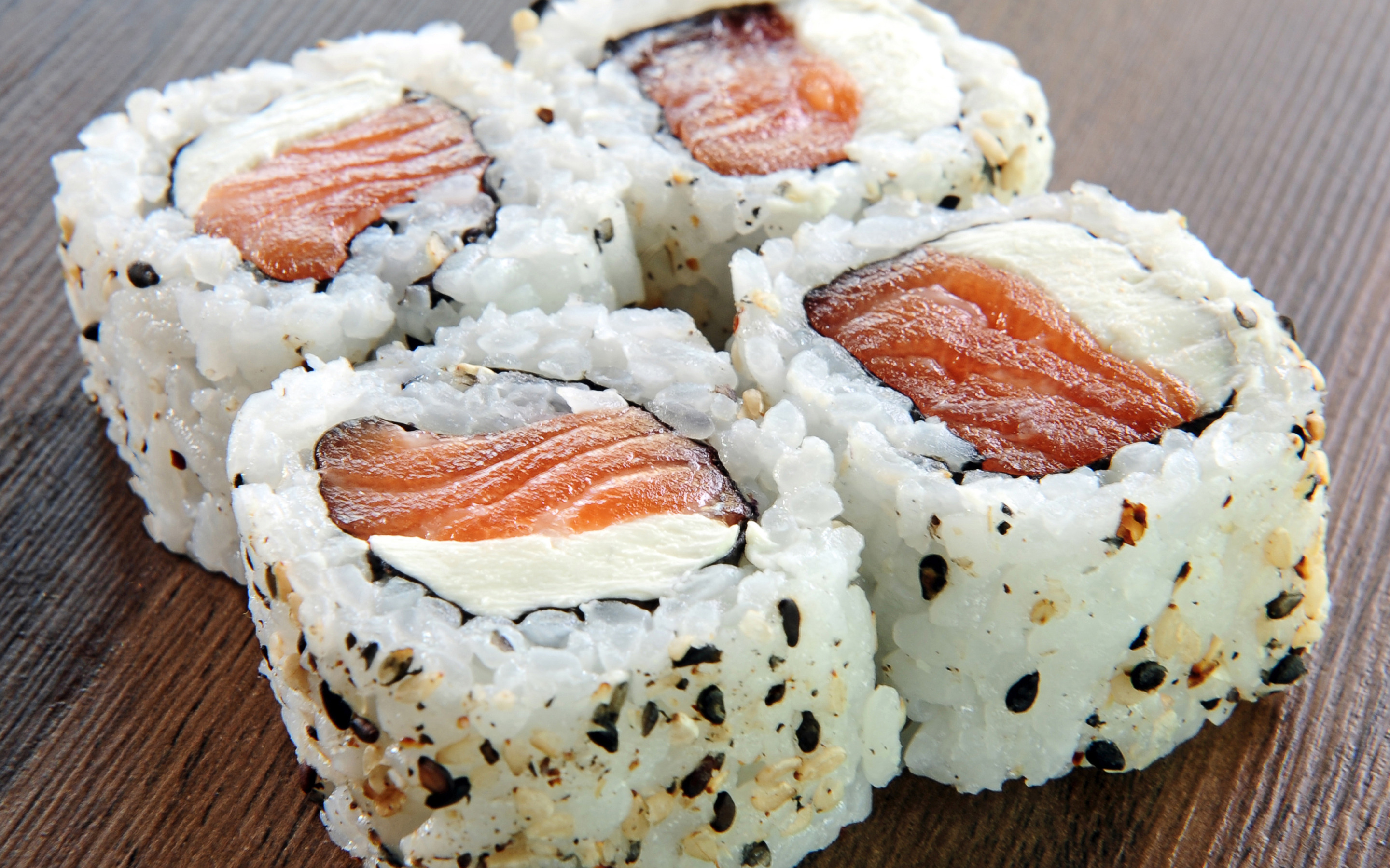 Рулет из сыра и тунца японская кухня. Роллы в Японии. Суши с рыбой. Роллы с рыбой. Ролл в кунжуте.
