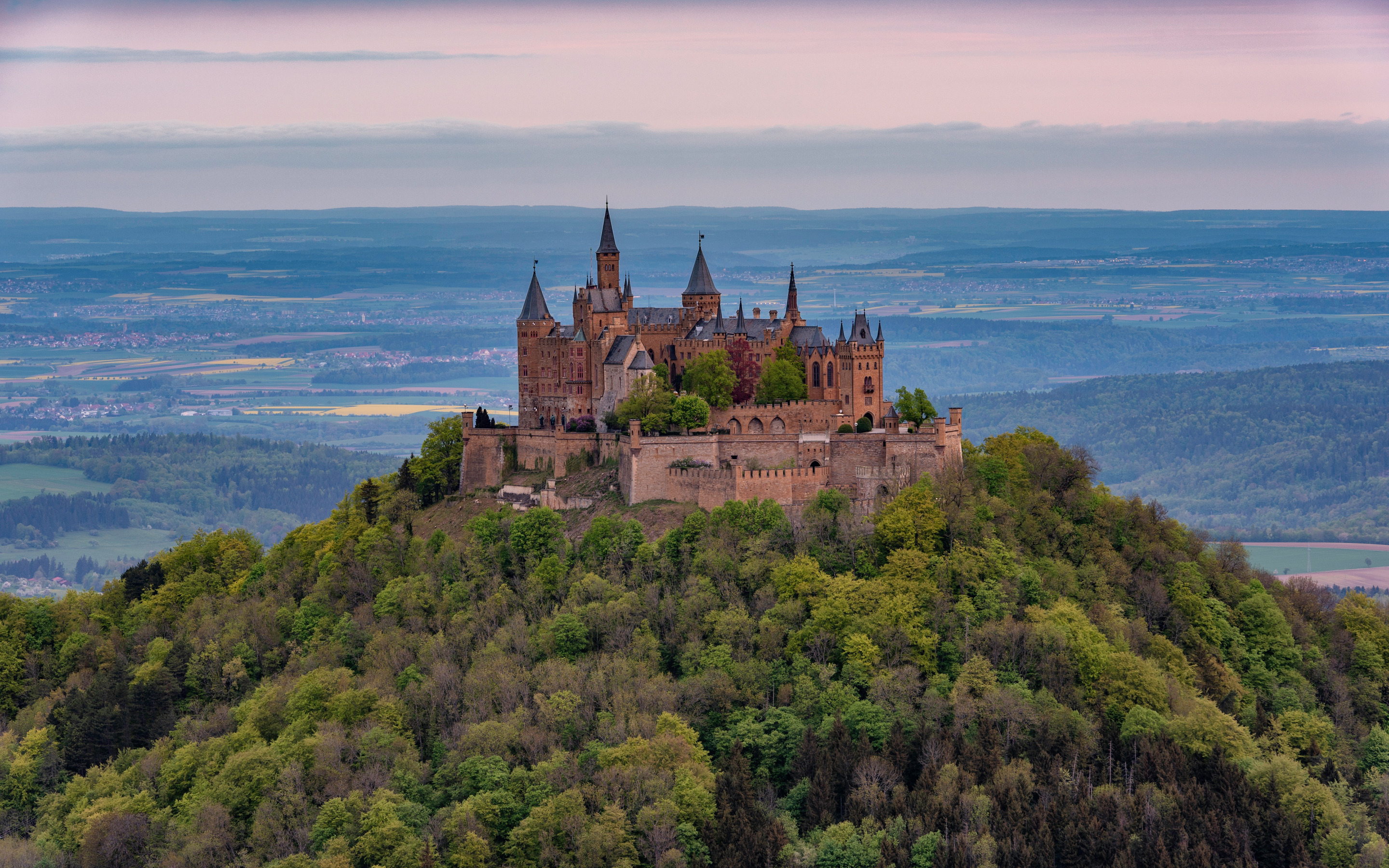 Castle hot. Замок Гогенцоллерн. Замок Гогенцоллерн замок с горы. Гогенцоллерн гора. Замок Гогенцоллерн 2560.