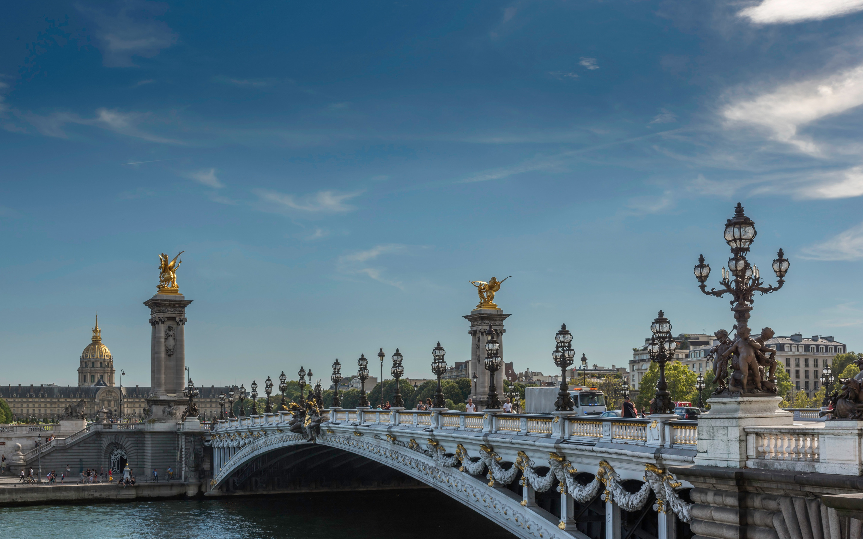 Париж река мост. Мост Александра III (Pont Alexandre III). Париж. На мосту Александра III. Мост Александра в Париже. Мост Александра 3 во Франции.