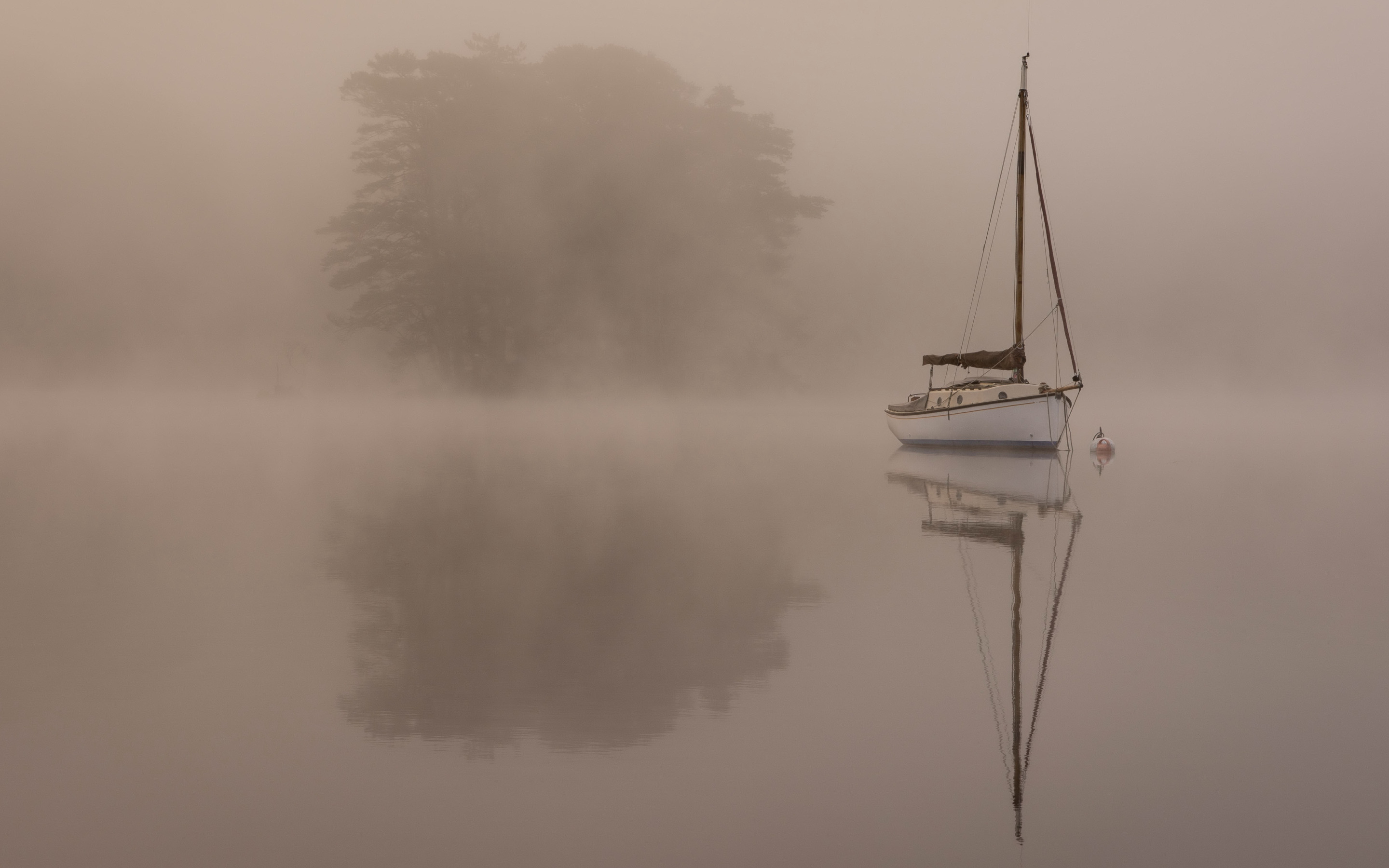 Штиль туман. Корабль в тумане. Лодка в тумане. Одинокая лодка. Лодка в тумане живопись.