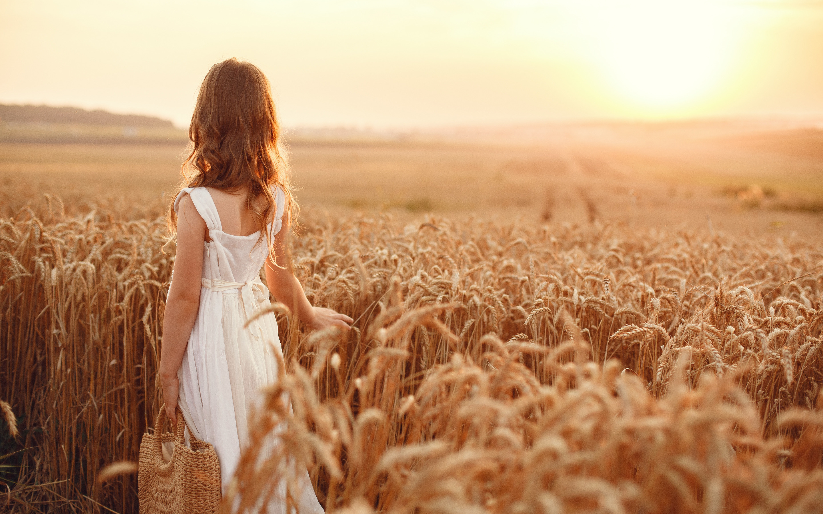 Девочку в поле нашли. Красивая девушка в пшеничном поле. Девушка в поле с колосьями. Дети в пшеничном поле.