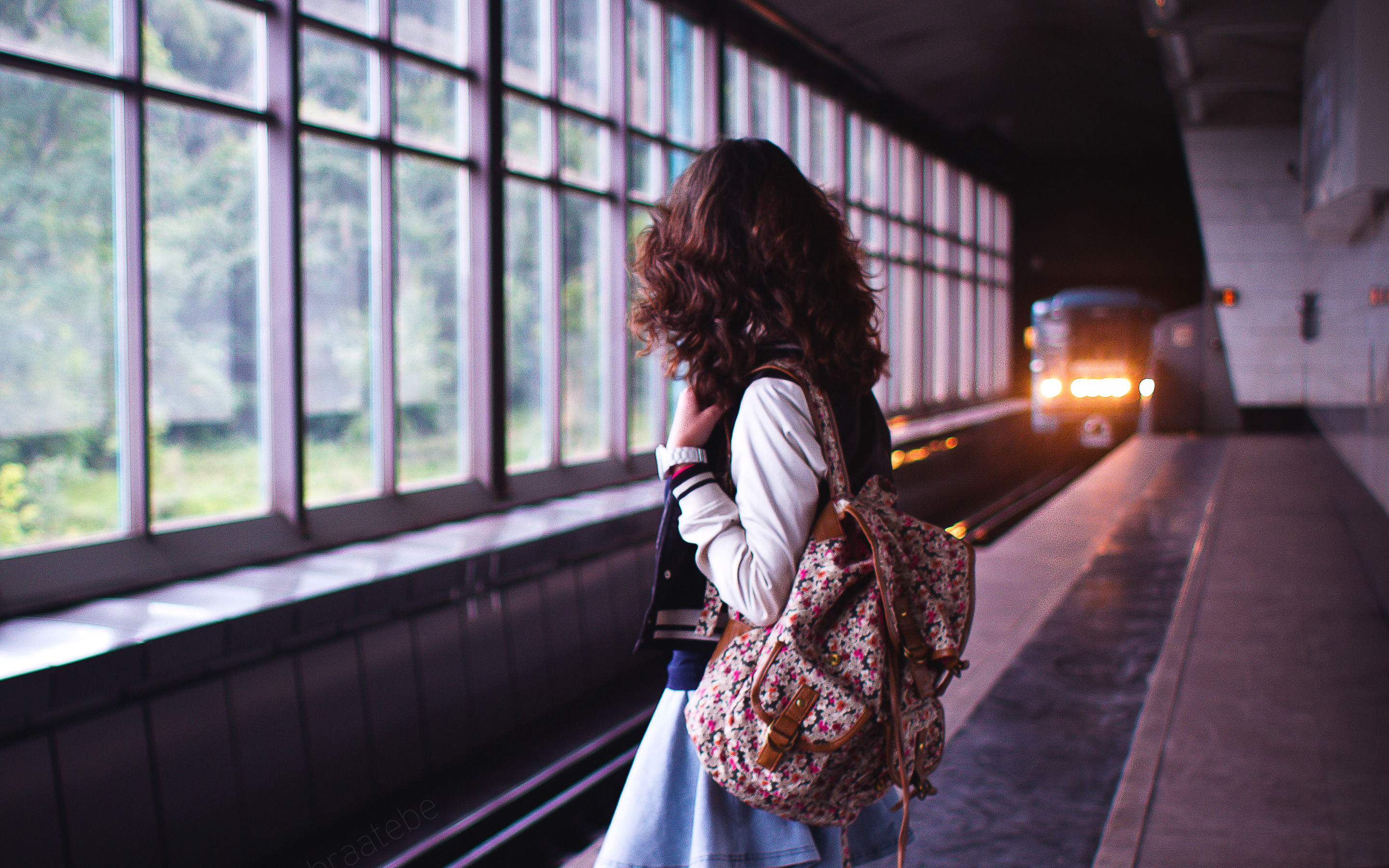 Помнится уезжая. Девушка ждет на вокзале. Девушка на перроне. Девушка в поезде. Девушка на вокзале.