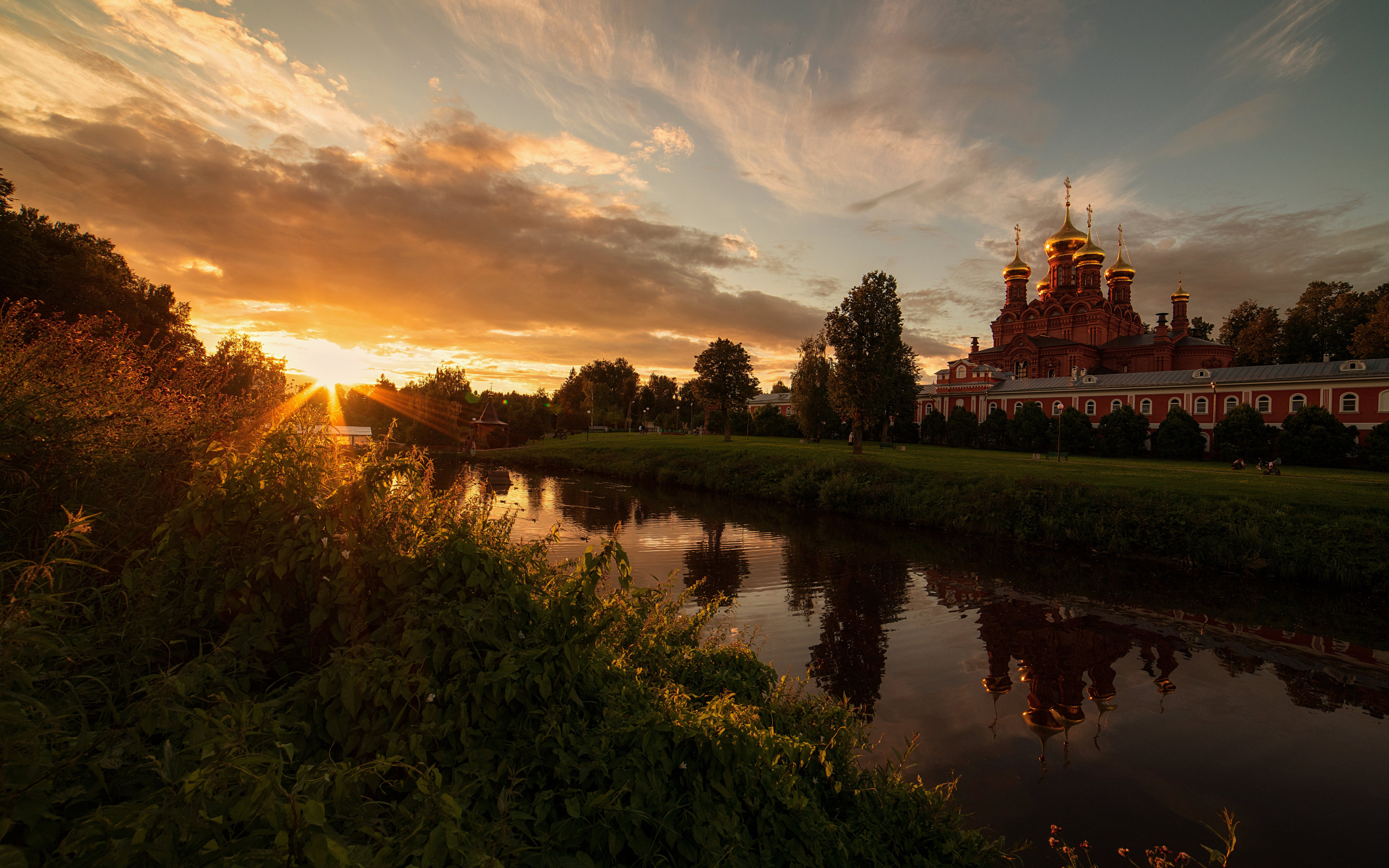 Церковь на берегу реки