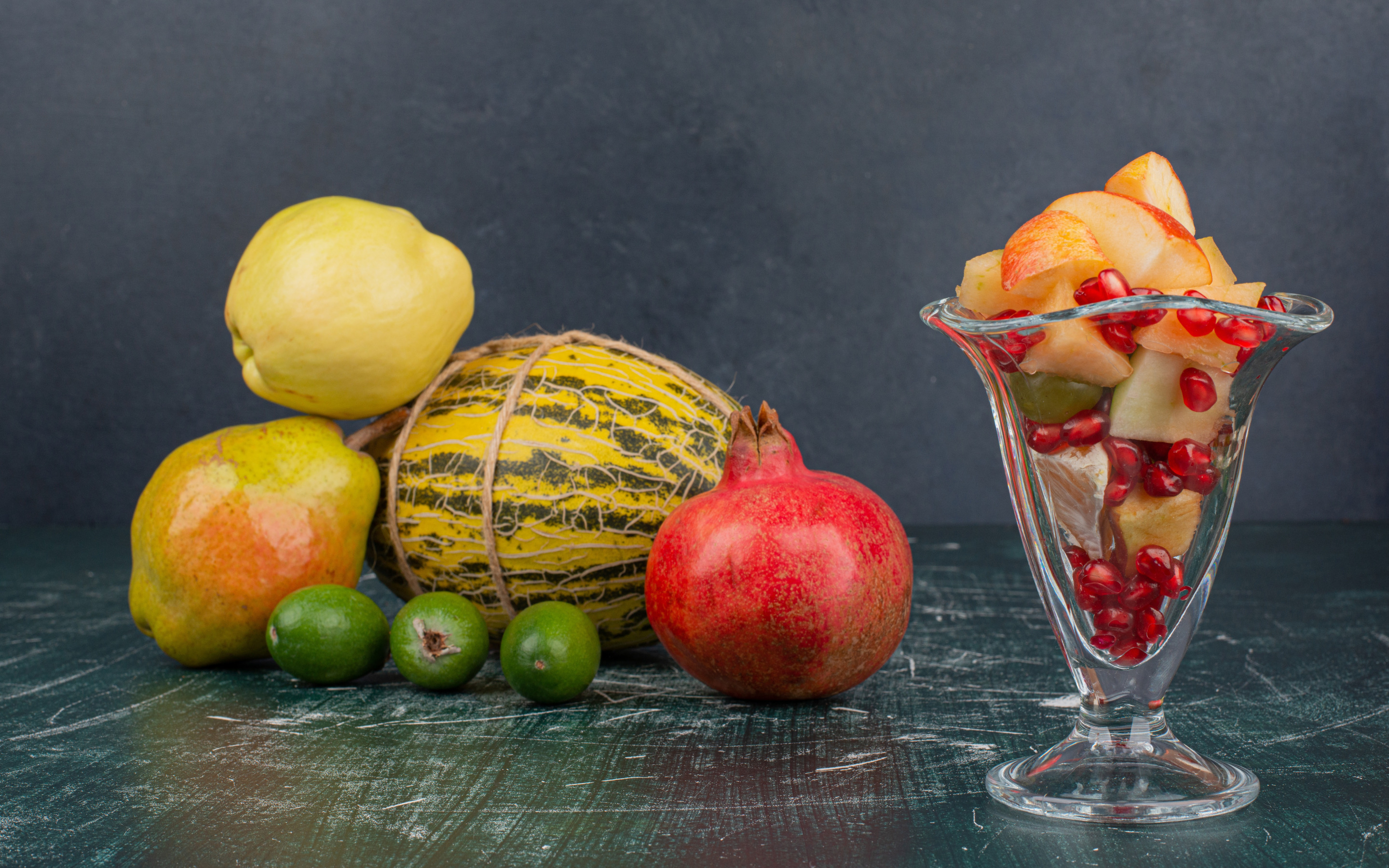 В вазе лежат 4 разных фрукта. Фрукты в стакане. Чаша с яблоками. Айва и гранат. Под гранат и дыня.