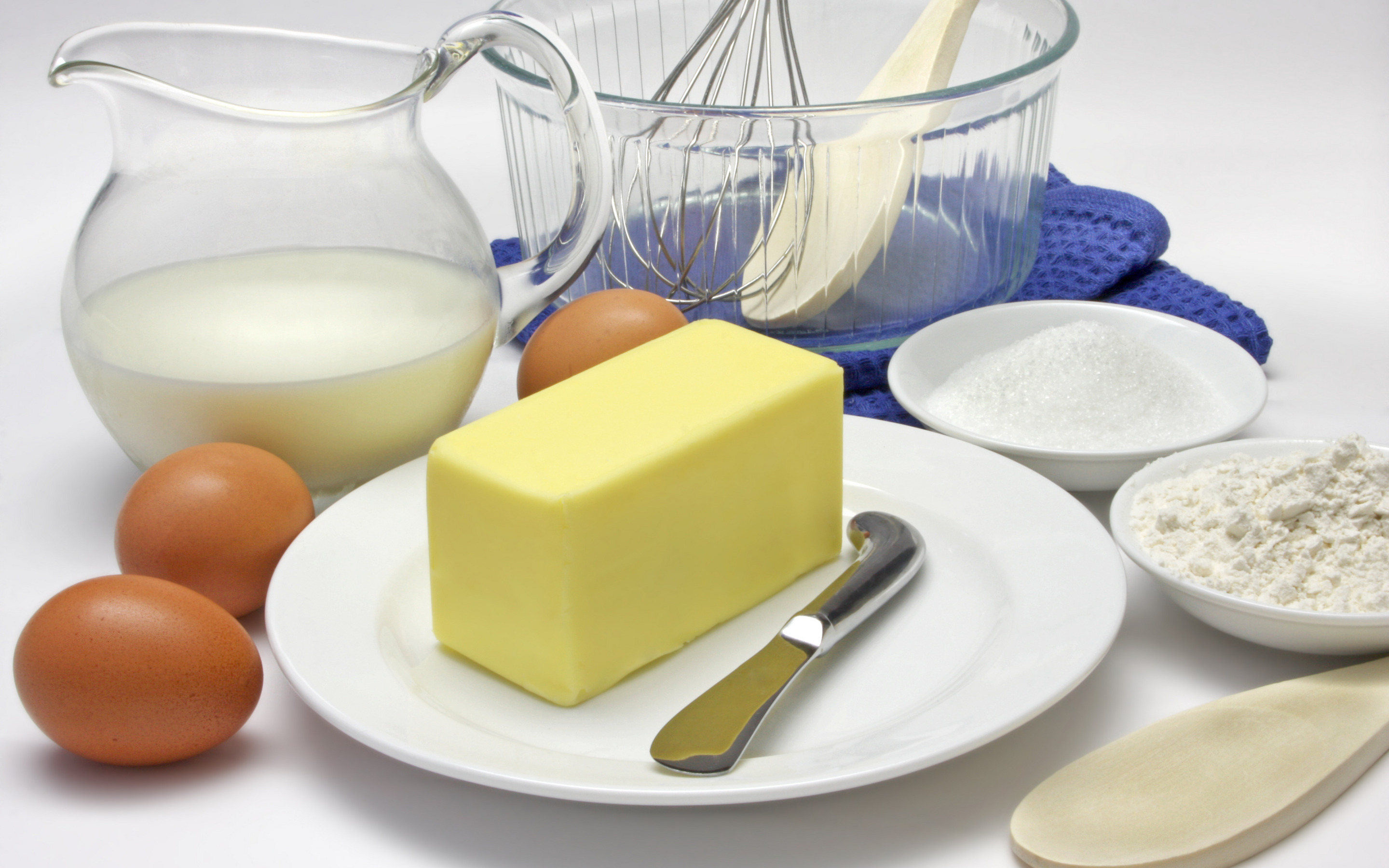 Сметана масло сливочное мука яйца. Масло сливочное. Ингредиенты для торта. Мучные и молочные изделия. Ингредиенты для выпечки.
