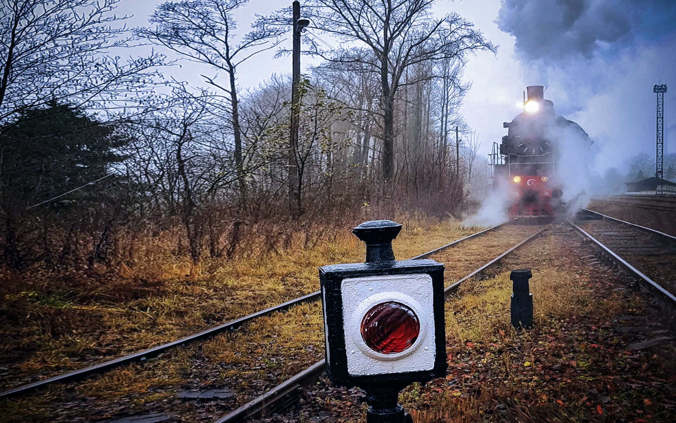 Звук поезда по рельсам. Паровоз на шпалах. Дым от паровоза. Фото паровоза с дымом. Паровоз и дым бок.