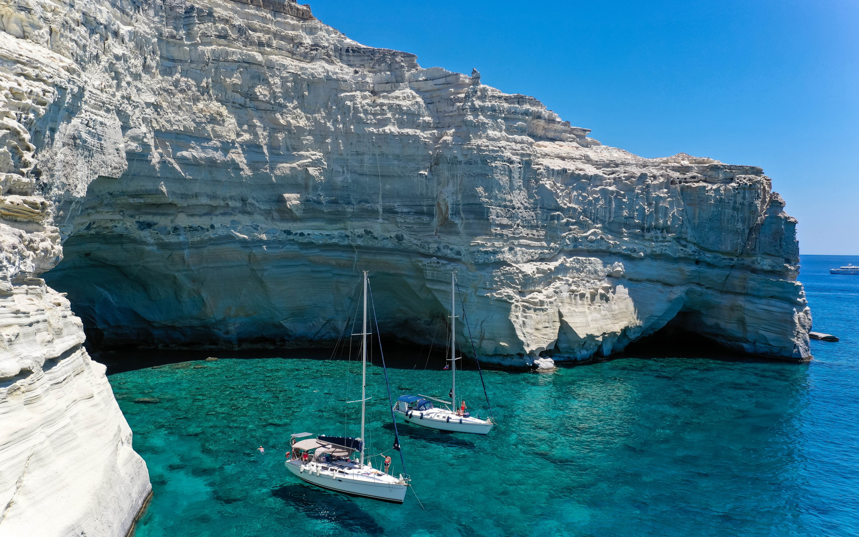 Море фото красивые места. Греция остров Милос природа. Бухта Навагио Греция. Греция Кефалония скала. Эгейское море скалы.