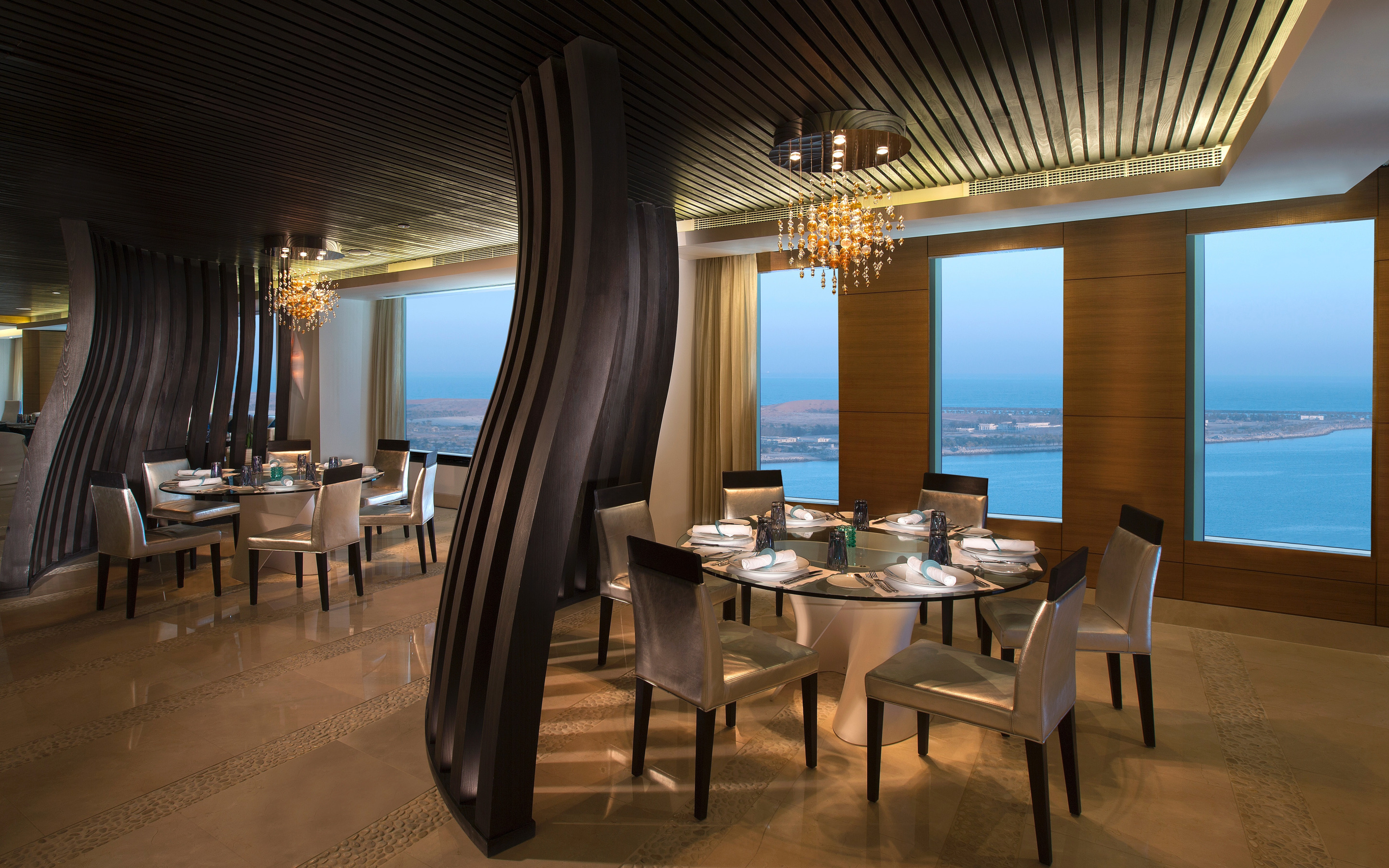 Кафе ресторан отель. Софитель Абу Даби отель. Рестораны в Абу Даби. Ресторан панорама Батуми. Красивый интерьер ресторана.