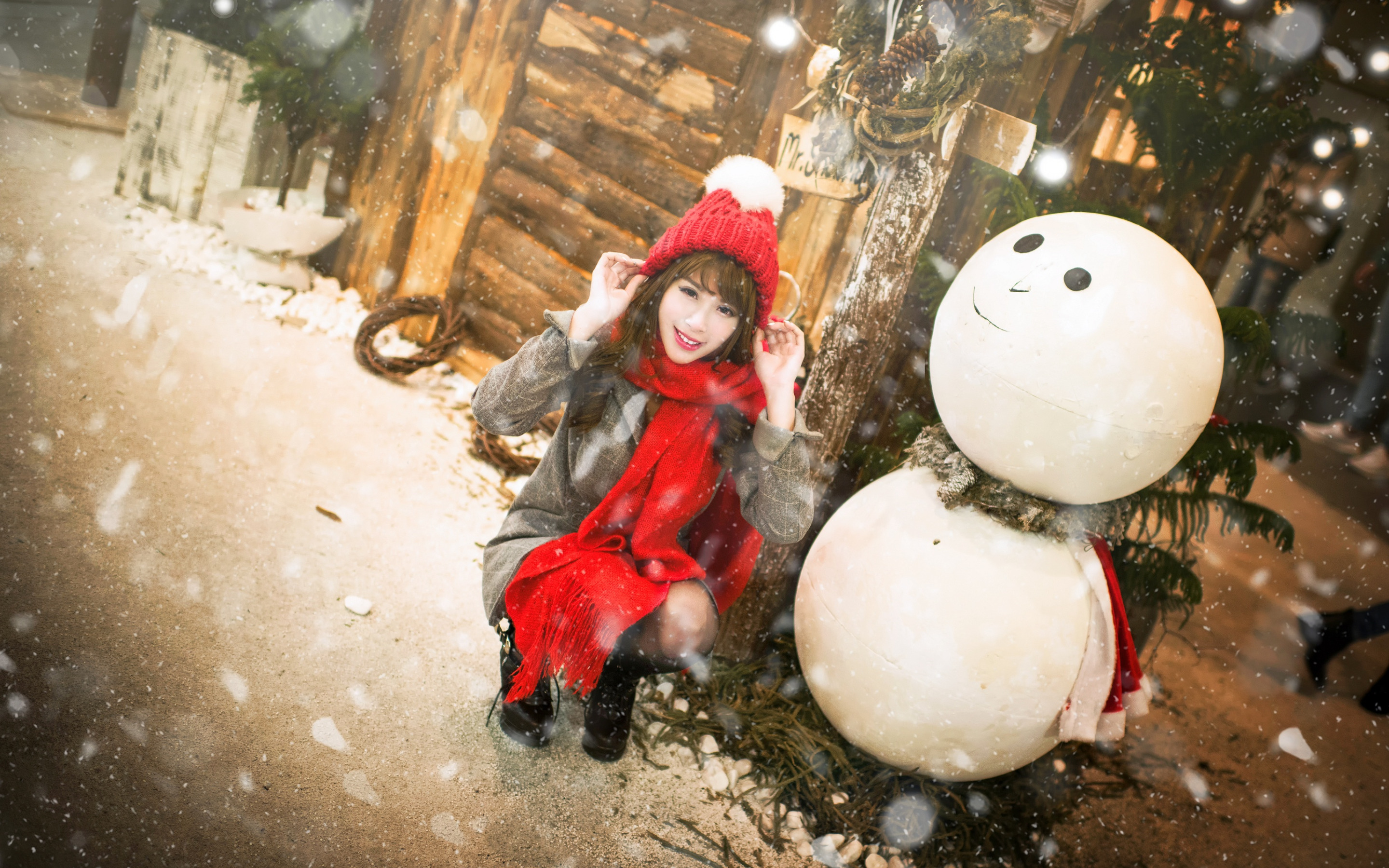 Снег снеговик снегурочка. Девушка и Снеговик. Новогодний Снеговик девочка. Фотосессия девушек со снеговиком. Новогодний Снеговик и девушка.