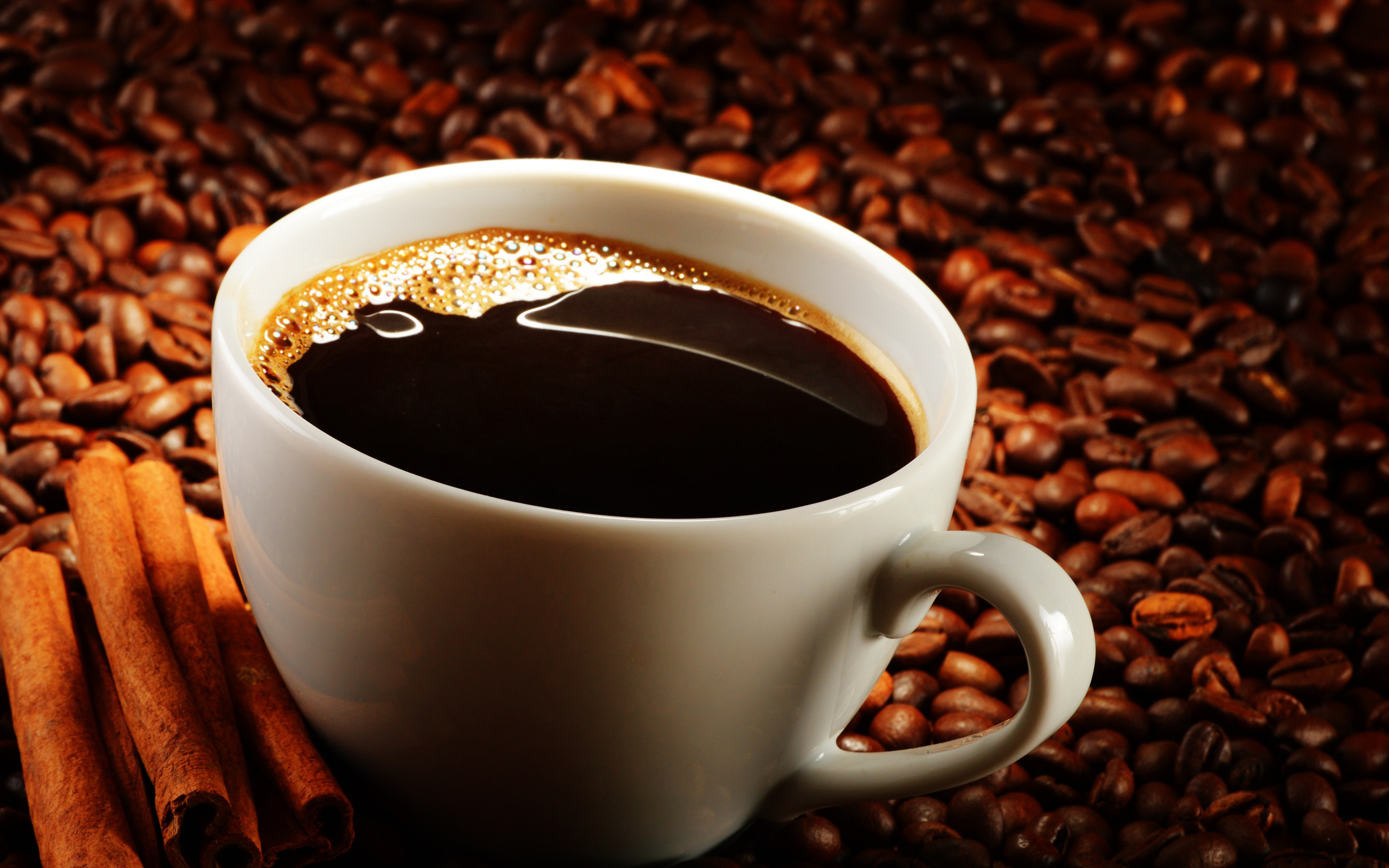 Ароматный кофе в зернах. Чашка кофе. Вкусный кофе. Кофе обои. Кофе картинки.