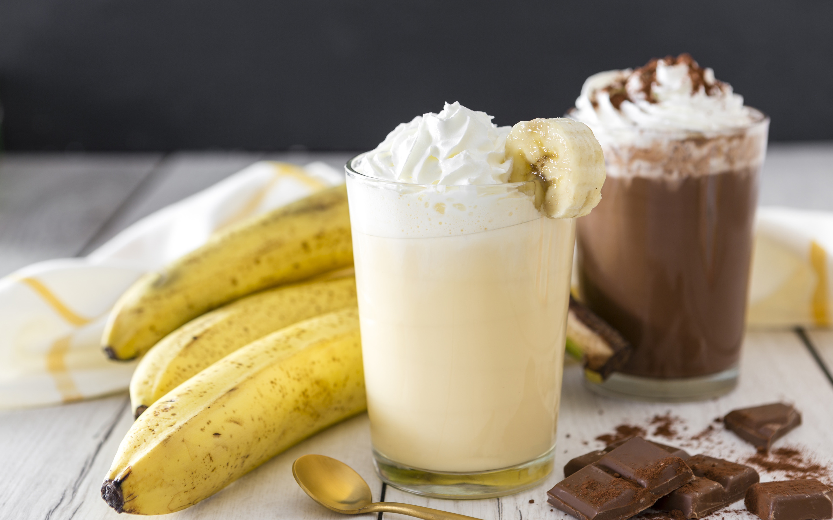Молочный коктейль банановый милкшейк