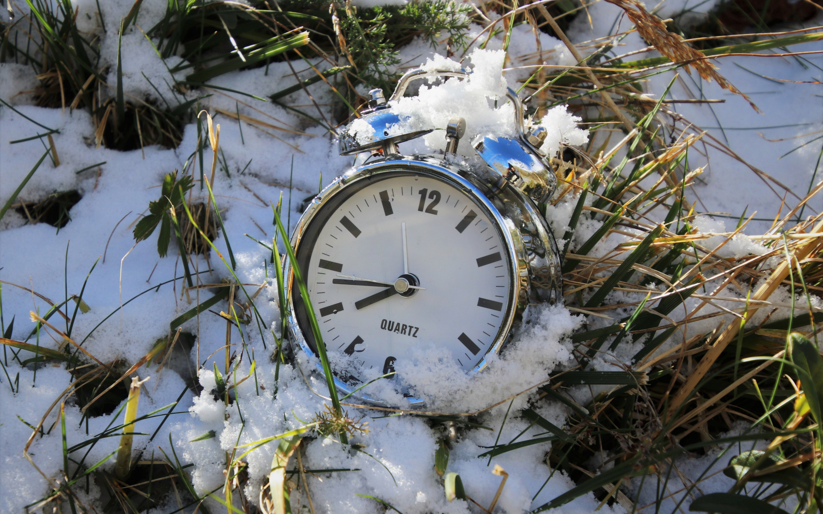 9 часов снег. Зимние часы. Весенние часы. Снежные часы.