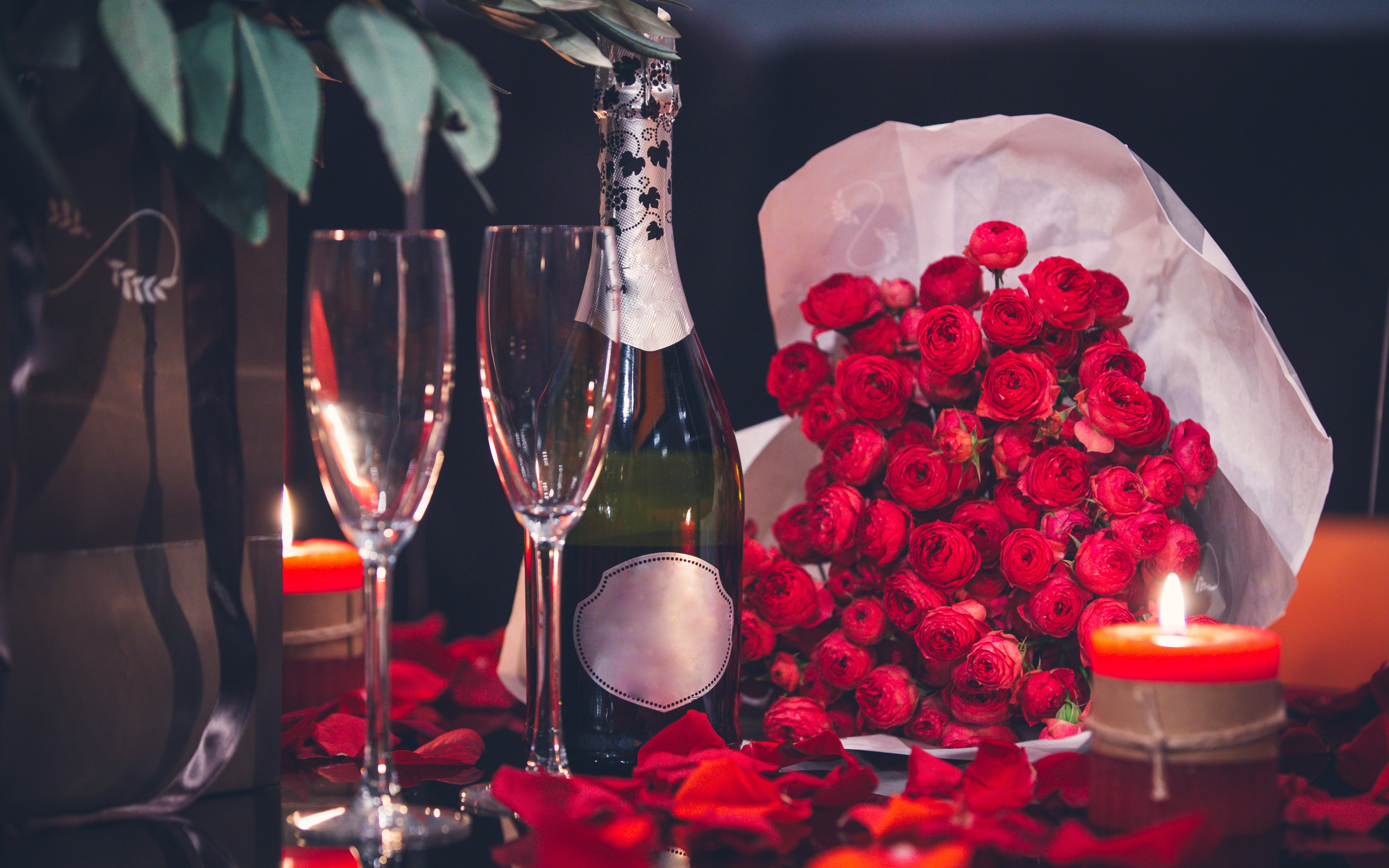 Шампанское и розы оригинал. Цветы шампанское конфеты. Романтические цветы. Романтический ужин. Вино и цветы.