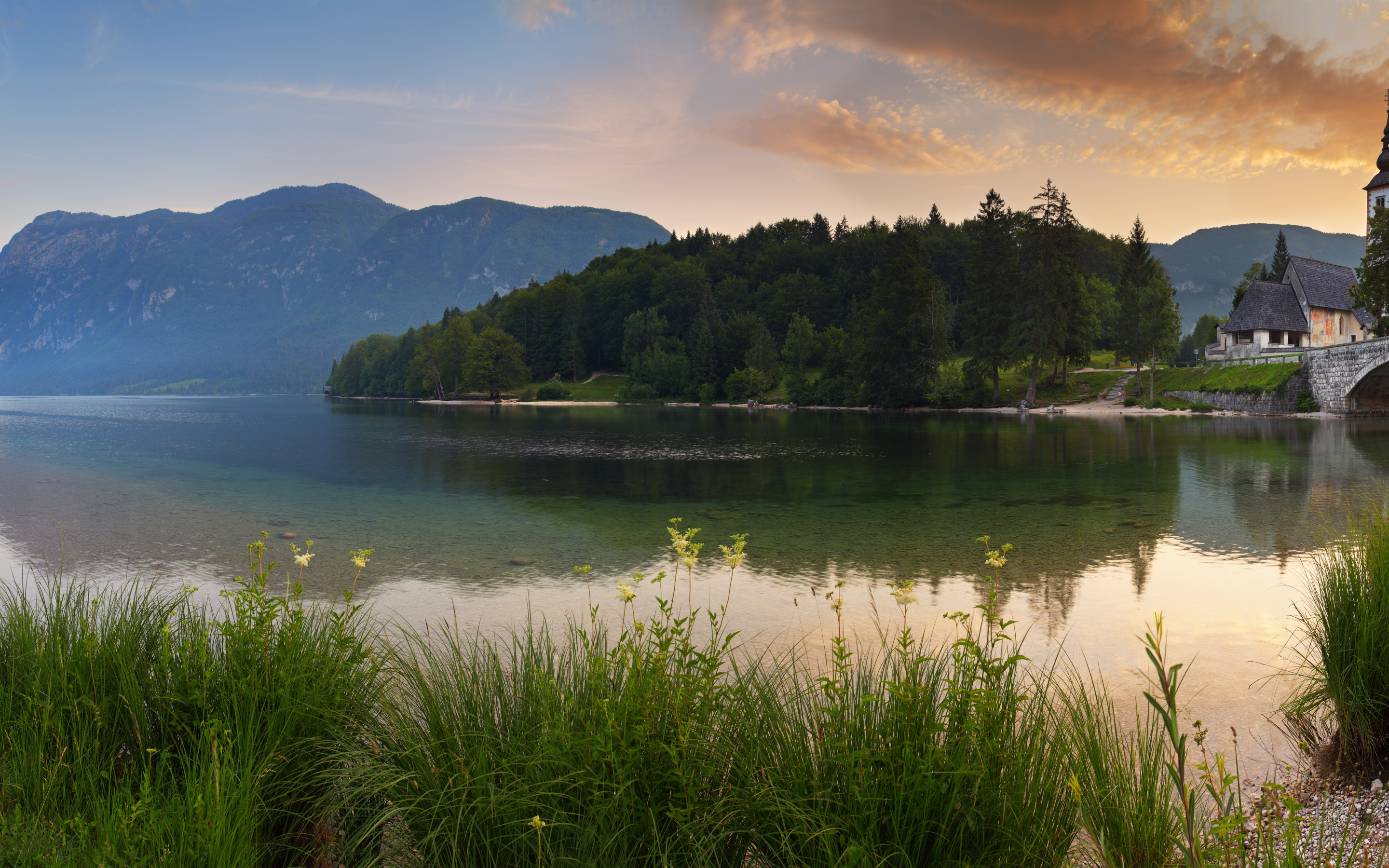 Красивые виды озера. Рид Лейк озеро. Озеро Рица. Пейзажи Венгрии озеро холмы. Красивый берег озера.
