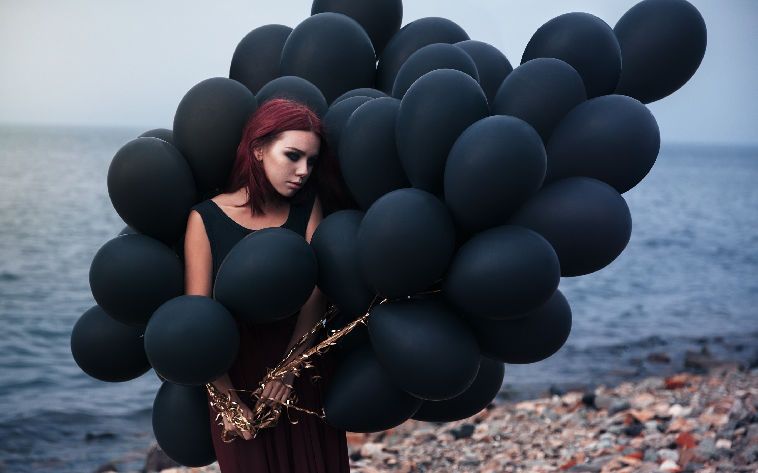 Девушка с шариками. Фотосессия с воздушными шарами. Девушка с черными шариками.