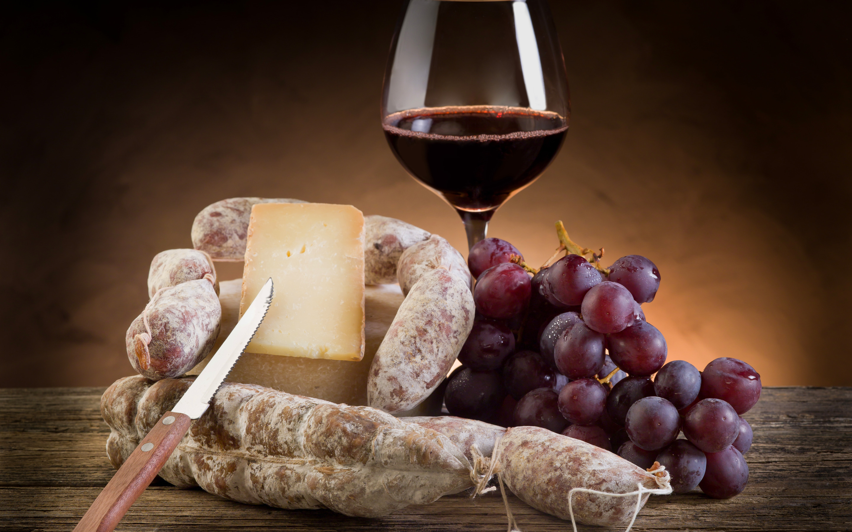 Виноград и вино на столе