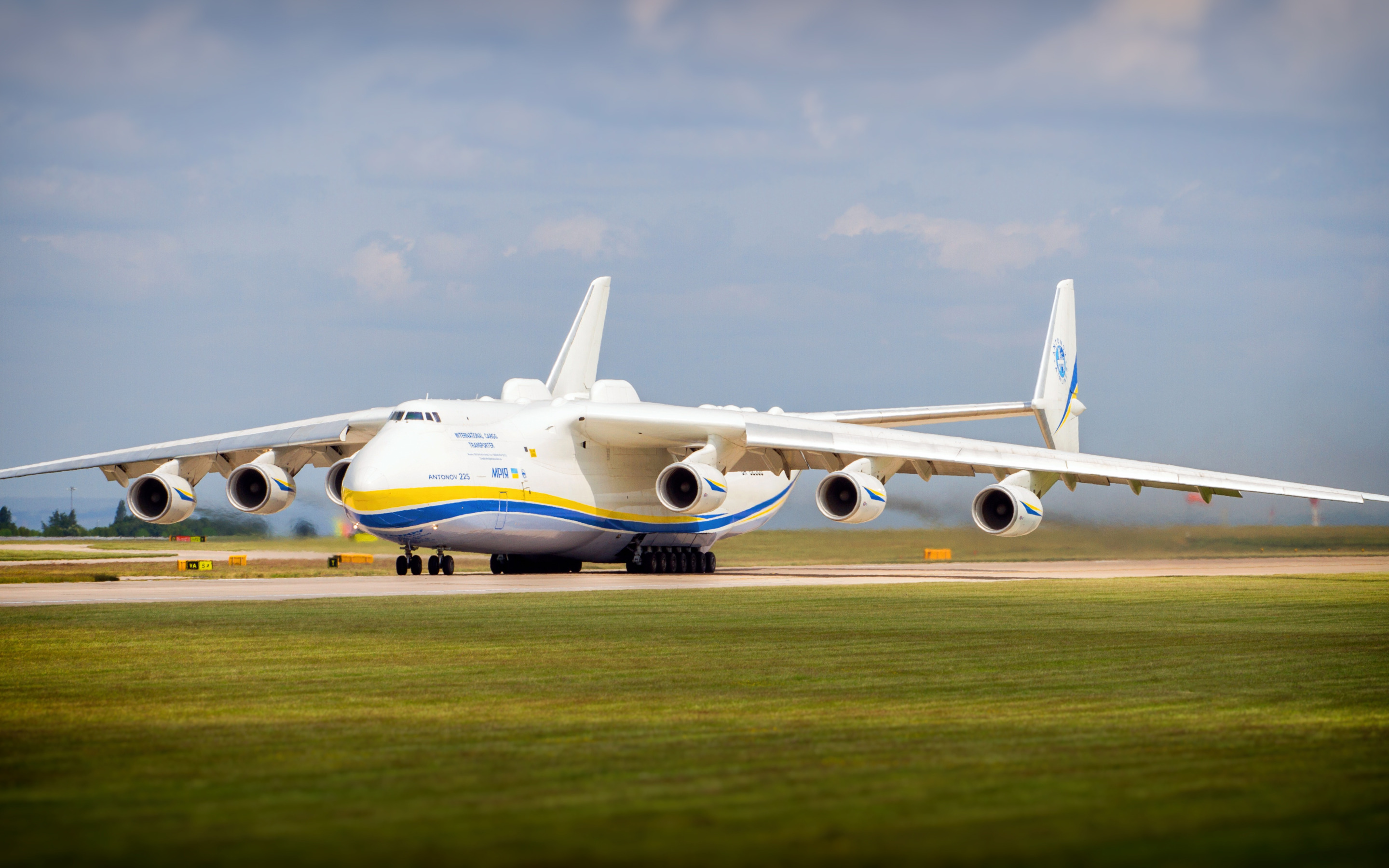 Маленький и большой самолет. АН-225 Мрия. Антонов АН-225. Антонов Мрия АН-225. Самолет Мрия АН-225.