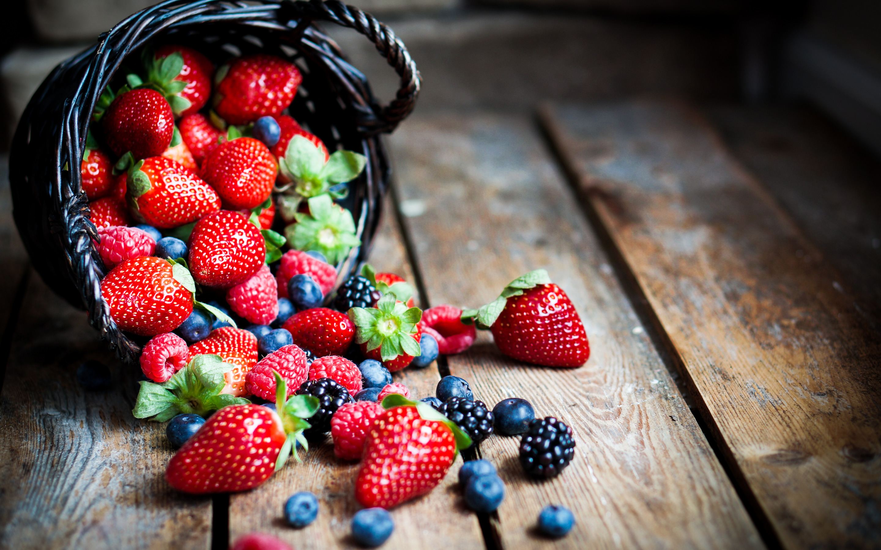 Вкус лета клубника. Красивые ягоды. Летние ягоды. Лето фрукты ягоды. Заставка ягоды.