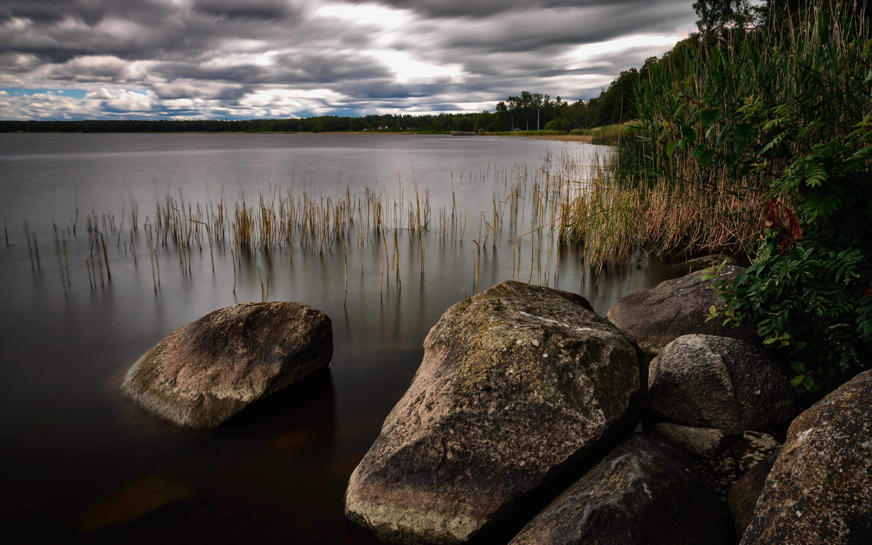 Большой камень озера. Карелия Валдай валуны. Каменное озеро. Камни на берегу реки. Берег озера.
