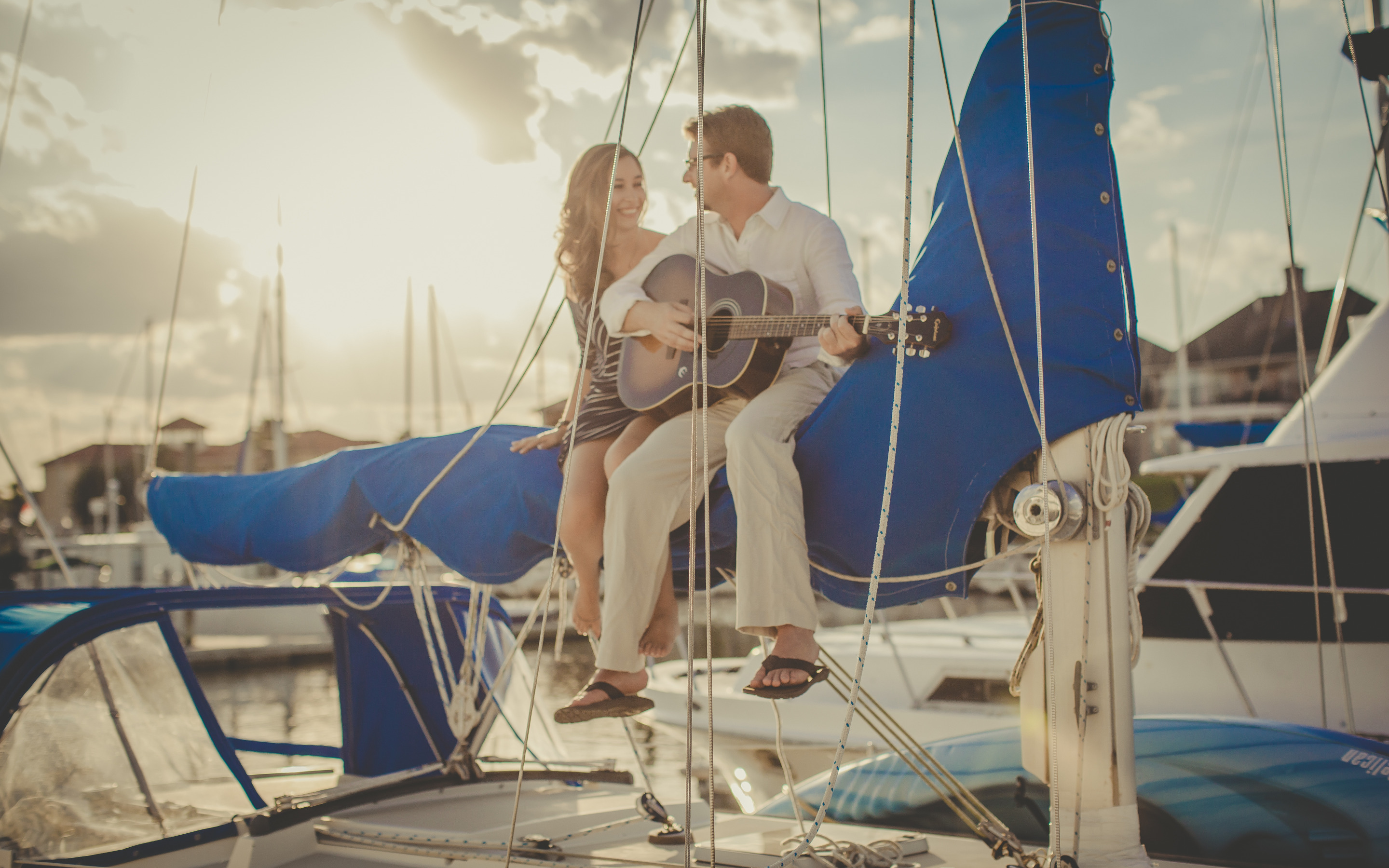 Музыка палуба. Парень с девушкой на яхте. Фотосессия на парусной яхте. Фотосессия под парусом. Романтическая фотосессия на яхте.