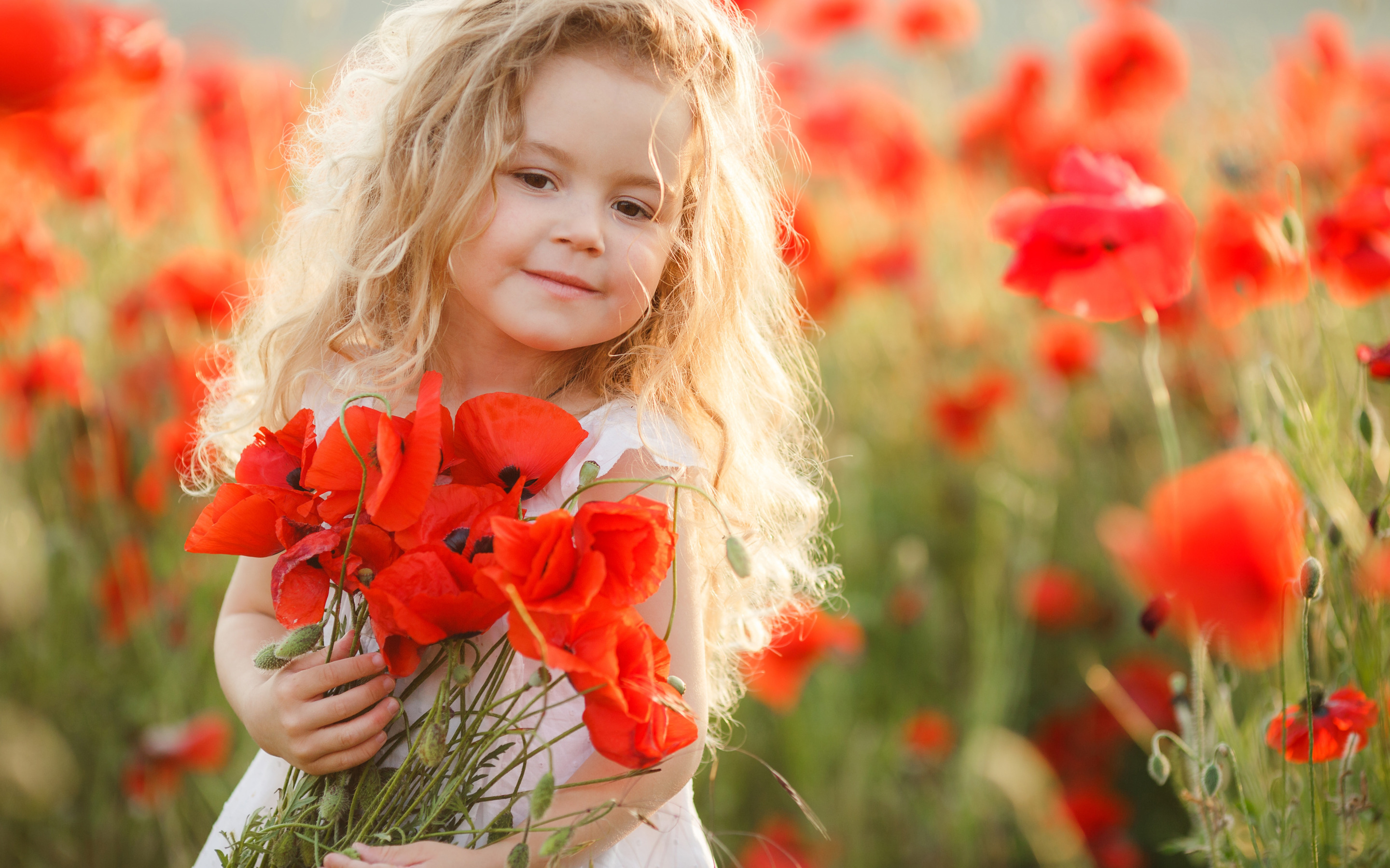 Лучшее приносит новый день. Смеющиеся дети с цветами. Добра и радости. Живите с радостью и добром. Цветок с улыбкой.