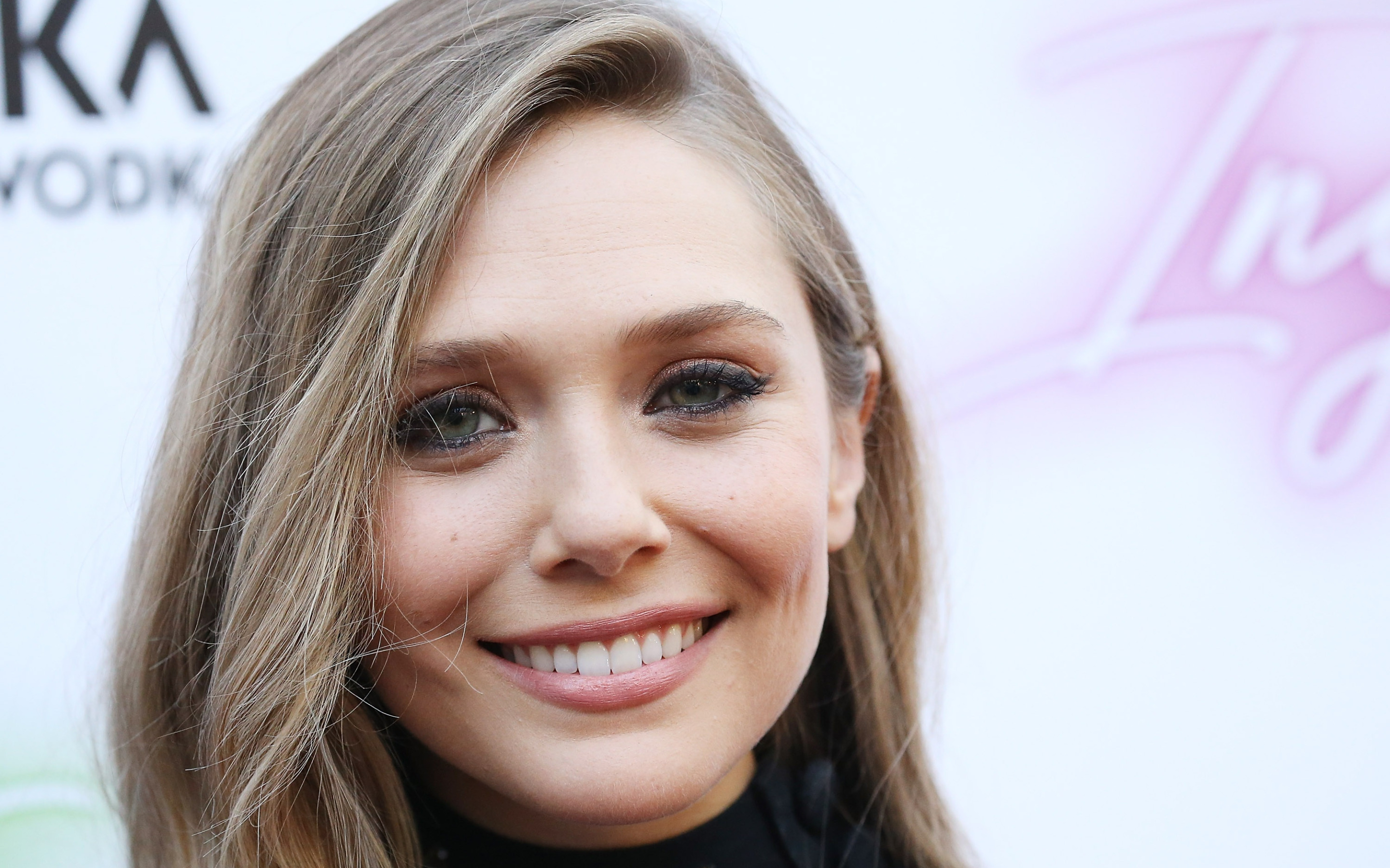 Look smile. Элизабет Олсен улыбка. Элизабет Олсен красивая улыбка. Elizabeth Olsen лицо. Элизабет Олсен улыбка с зубами.