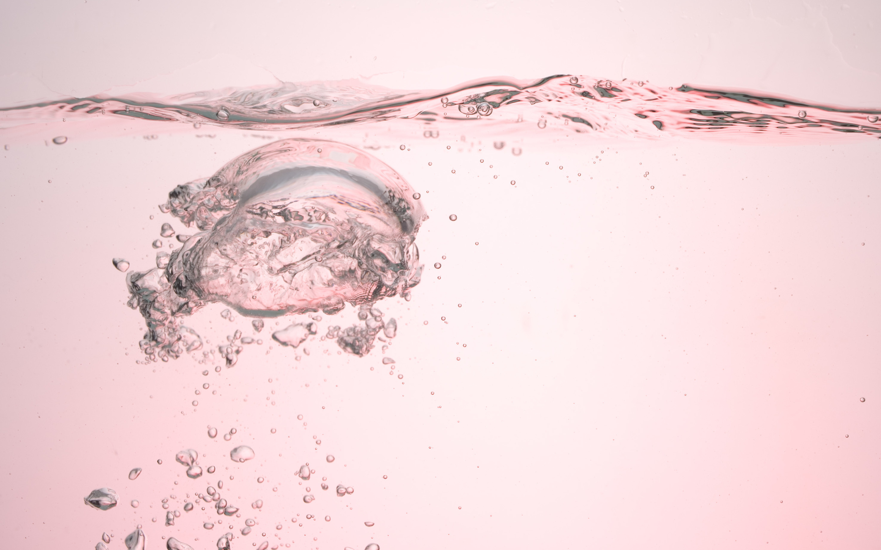 Розовые капли воды. Капли воды. Брызги воды. Розовая вода. Розовые брызги.