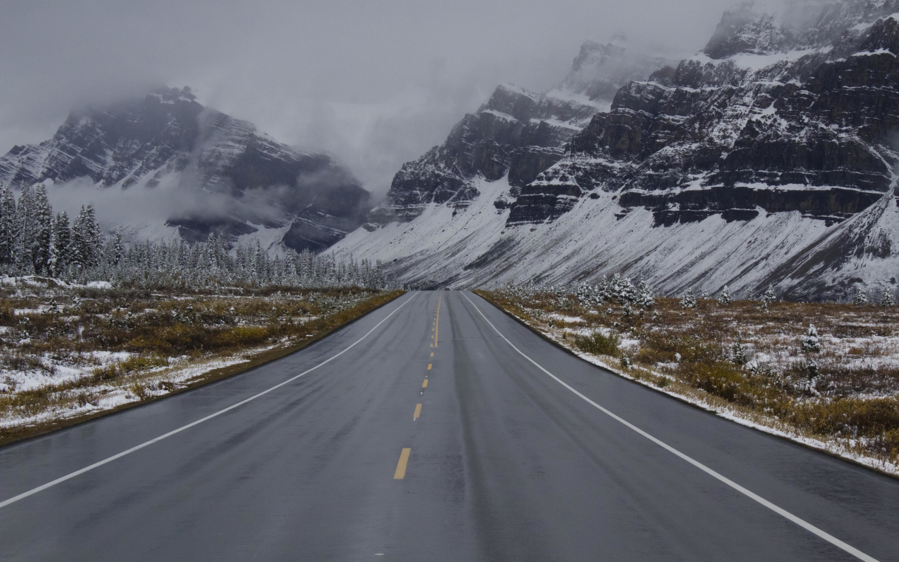 Дорога а5. Дорога в гору. Зимняя дорога в горах. Заснеженная дорога в горах. Дорога в горах зимой.