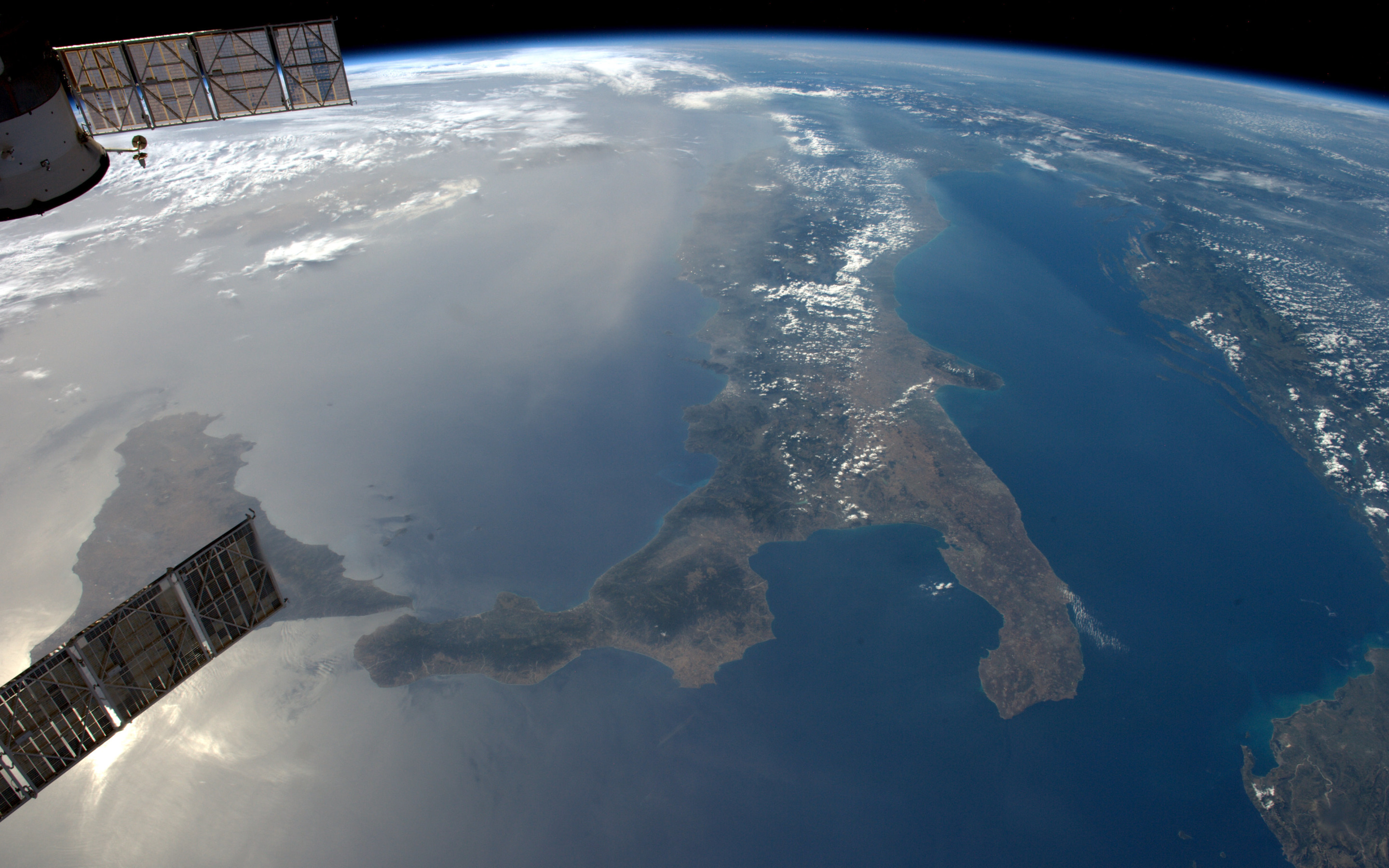Снимок плоской земли из космоса 1972. Апеннинский полуостров Италия из космоса. Космический снимок. Космические снимки земли. Реальное изображение со спутника
