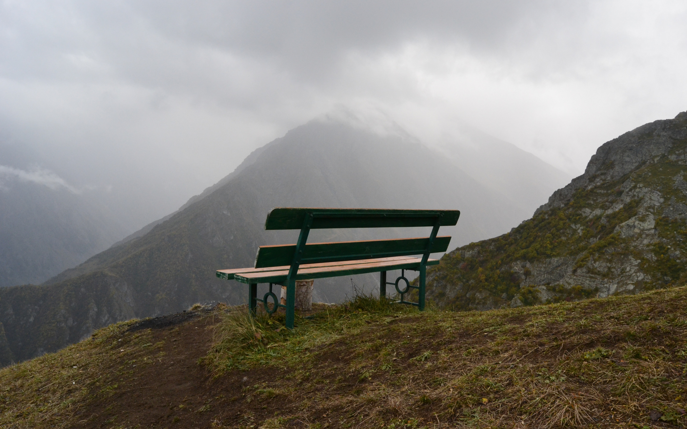 Горы море скамейка