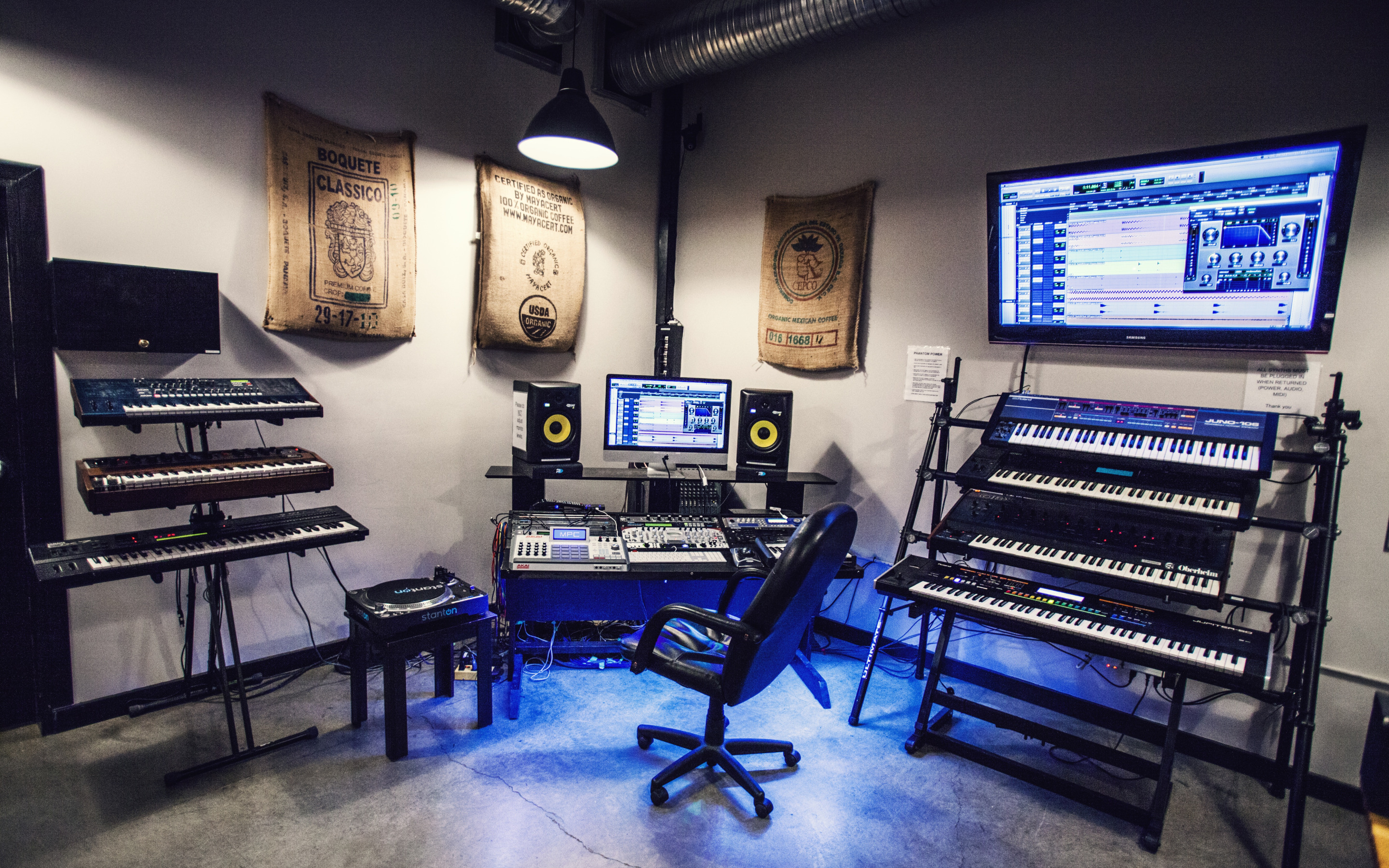 Tone studio. Studio 61 Eko синтезатор. Музыкальная студия. Музыкальная студия с синтезатором. Синтезатор в студии.