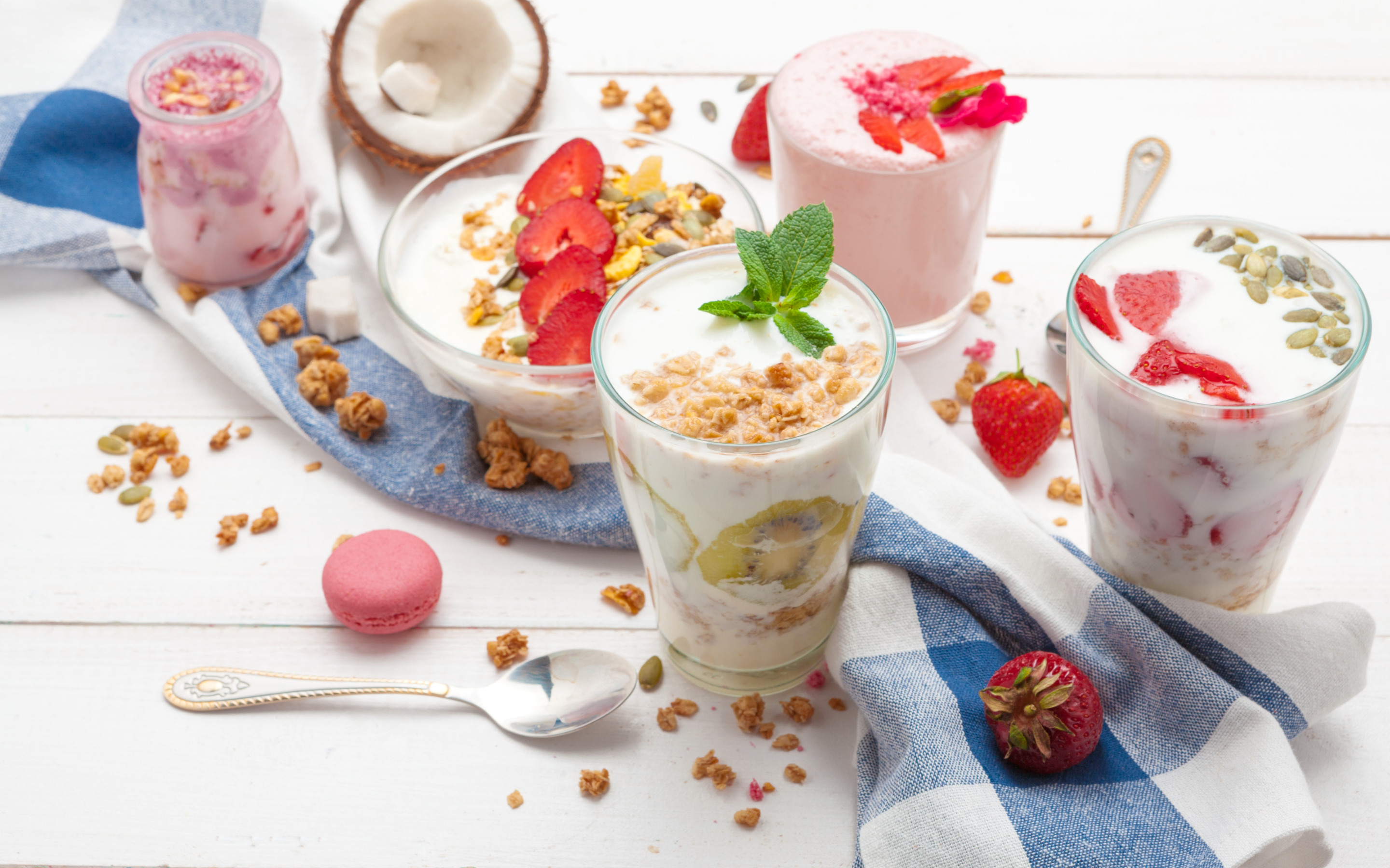Завтрак в стакане. Гранола в стакане с йогуртом. Гранола с йогуртом и ягодами. Красивый завтрак. Йогуртовый десерт.