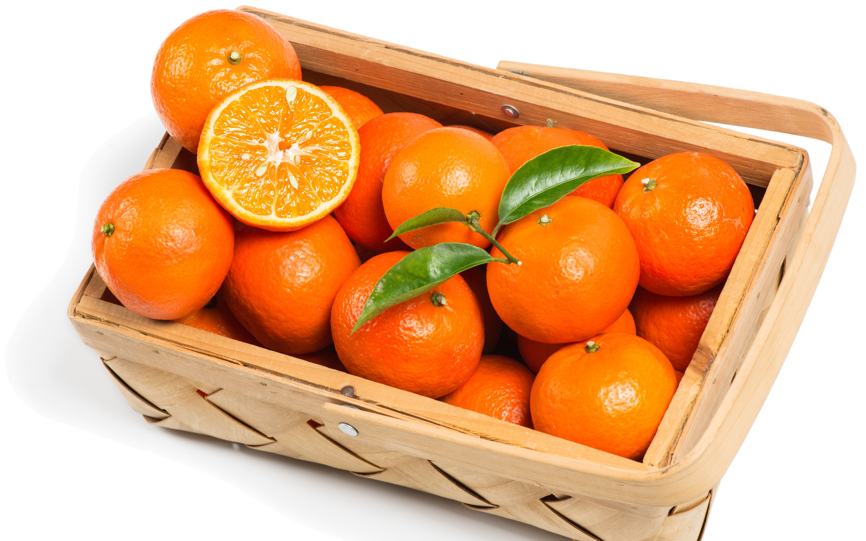 В пакете лежат мандарины. Ящик с апельсинами. Ящик с мандаринами. Корзинка с апельсинами. Корзинка с мандаринами.