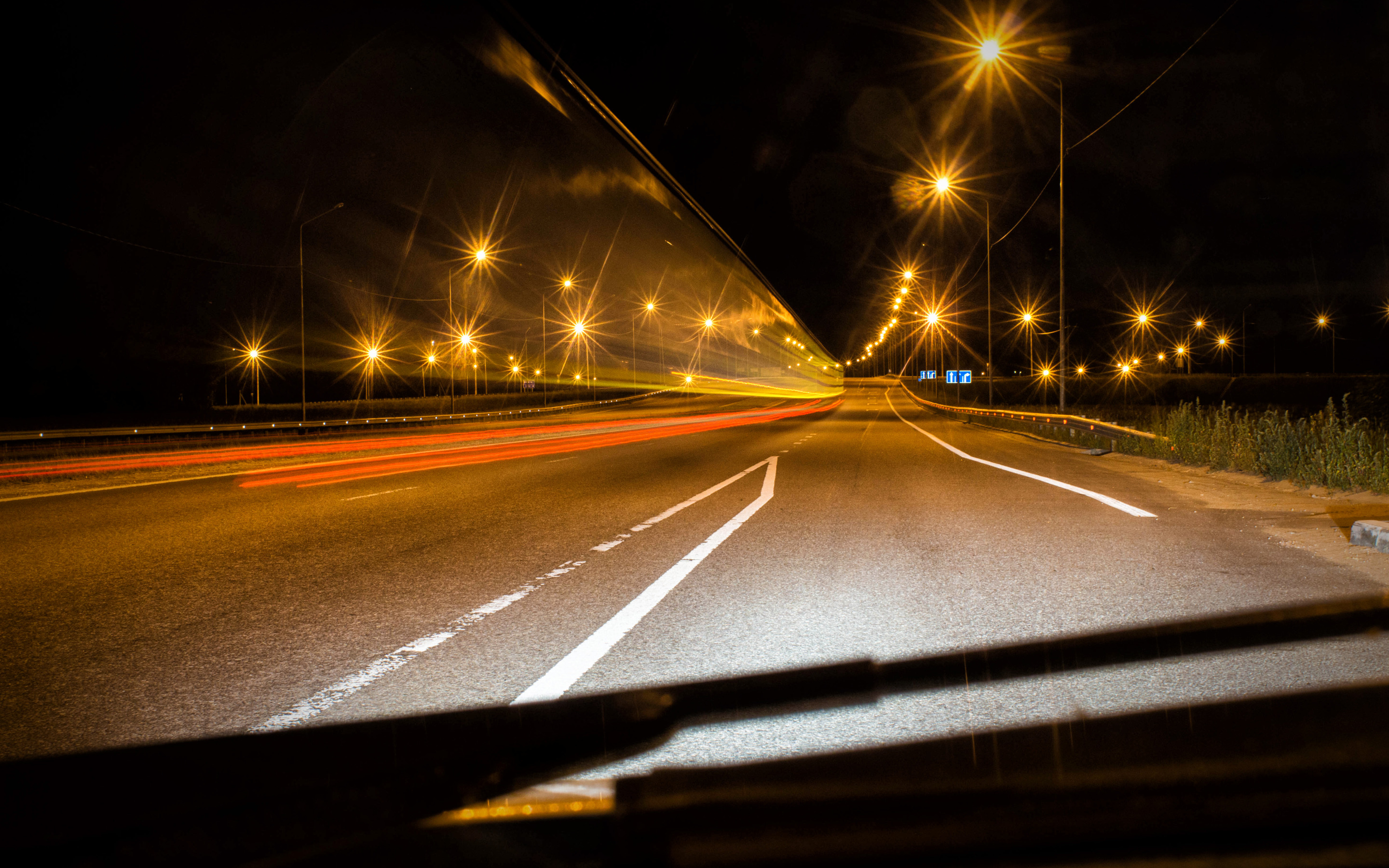 Навстречу шоссе. Ночная дорога. Ночная трасса из машины. Машина ночью на дороге. Вид из машины ночью.